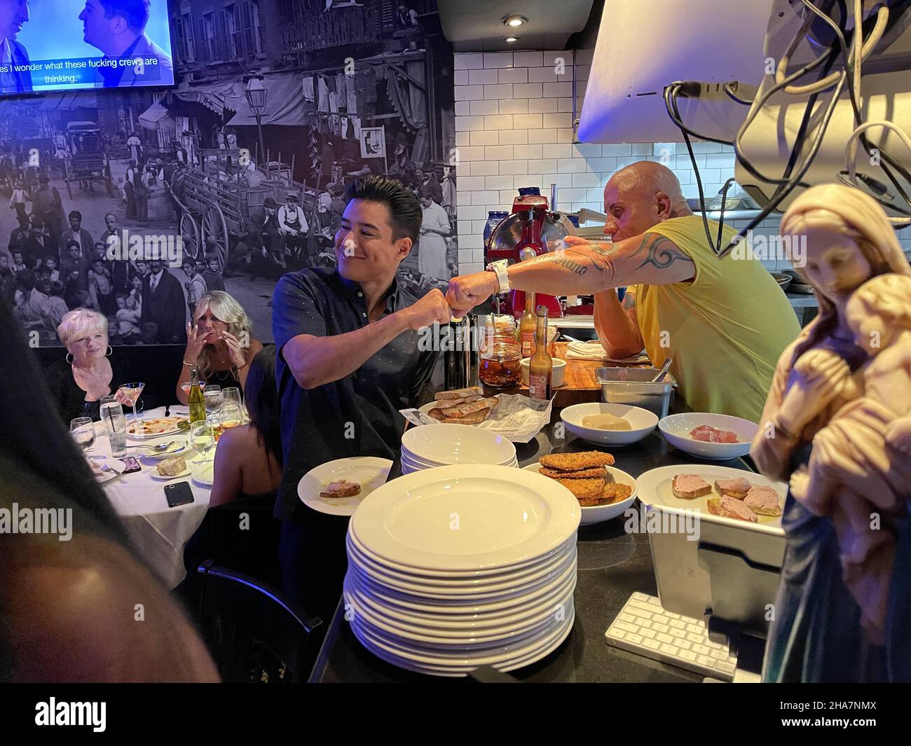 FORT LAUDERDALE; FL - DICEMBRE 10: Salvato dal Bell Actor, host of Access Hollywood e dal concorso Miss Universe 2020 Mario Lopez insieme al campione del mondo Boxer Paulie Malignaggi, il Direttore Gravesend e l'attore William DeMeo si uniscono al cuoco, attore e proprietario Steve Martorano il 'Padrino della cucina italo-americana' Dicembre 10, 2021 al Cafe Martorano a Fort Lauderdale, Florida persone: Mario Lopez, Steve Martorano . Credito: hoo-me.com/MediaPunch Foto Stock