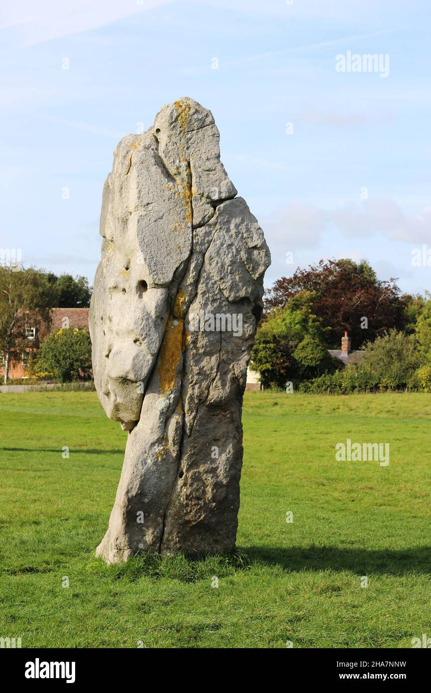 Avebury henge, che ha tre cerchi di pietra tra cui il più grande cerchio di pietra neolitico del mondo. Wiltshire, Regno Unito (vicino a Stonehenge) Foto Stock
