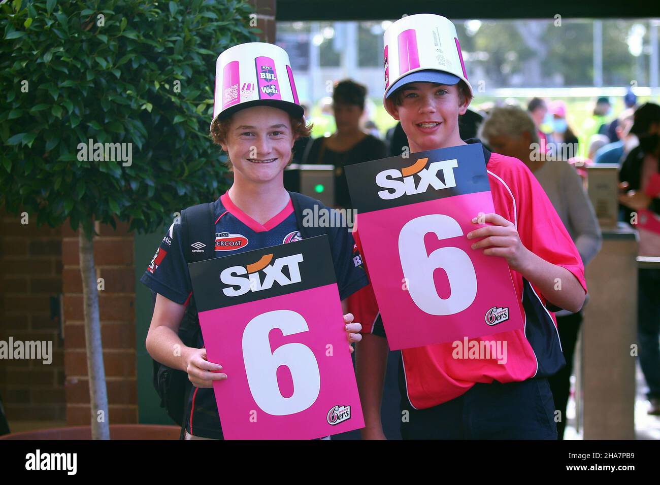 11th dicembre 2021; Sydney Cricket Ground, Sydney, NSW, Australia: BBL Big Bash League Cricket, Sydney Sixers versus Hobart Hurricanes: I fan del cricket con le 6 carte di run Credit: Action Plus Sports Images/Alamy Live News Foto Stock