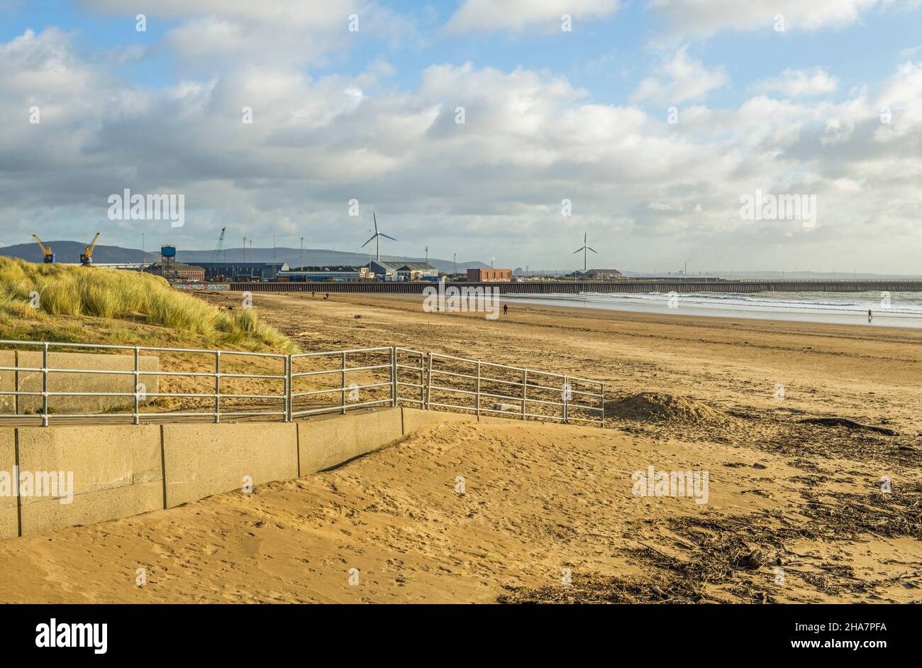 Guardando verso est lungo il lungo tratto di sabbia di Swansea Beach che punta verso i moli - costa del Galles del Sud Foto Stock