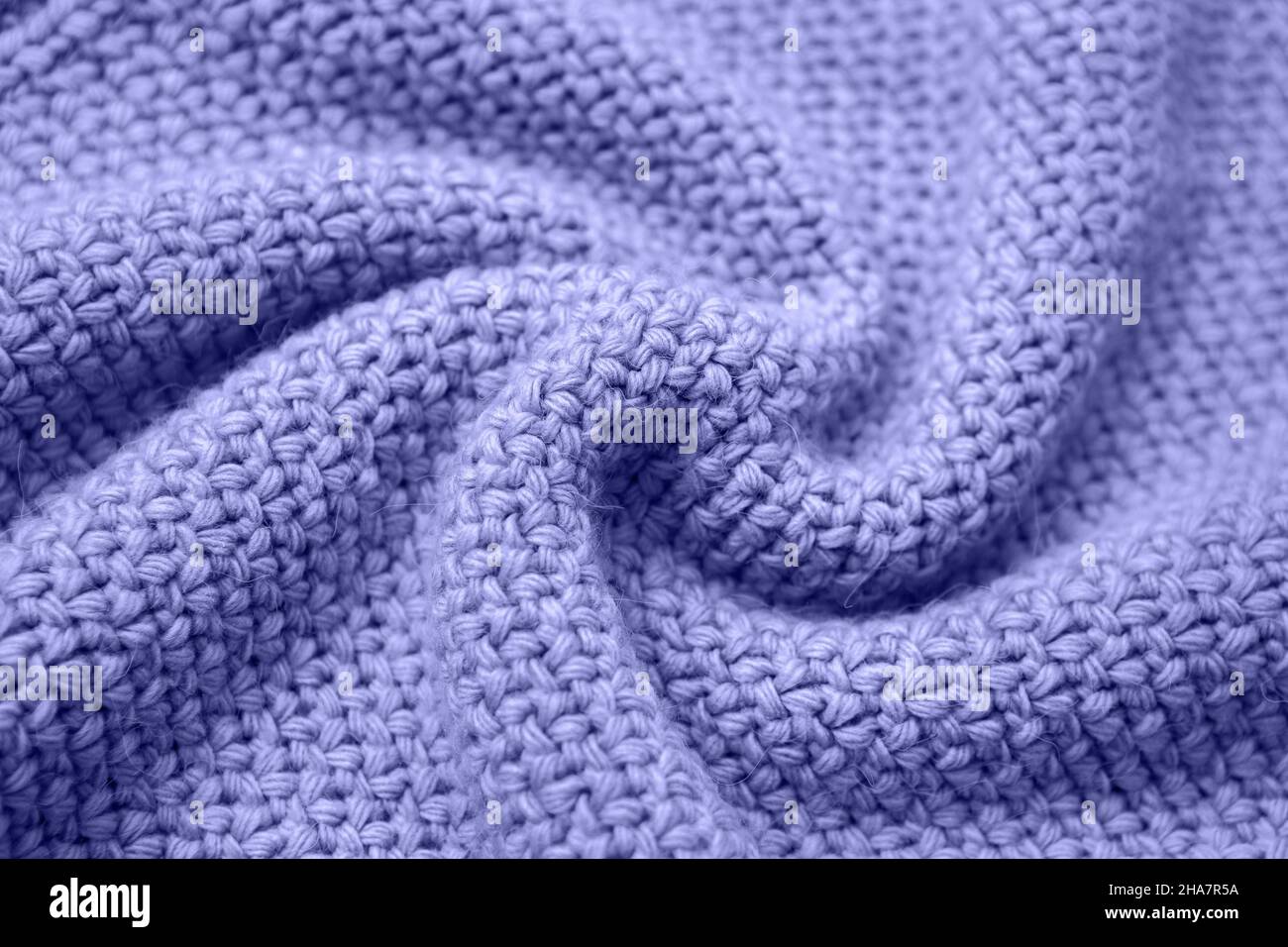Colore dell'anno 2022 molto peri. Closeup tessuto maglione lavorato a maglia. Sfondo trendy e morbido astratto. Foto Stock