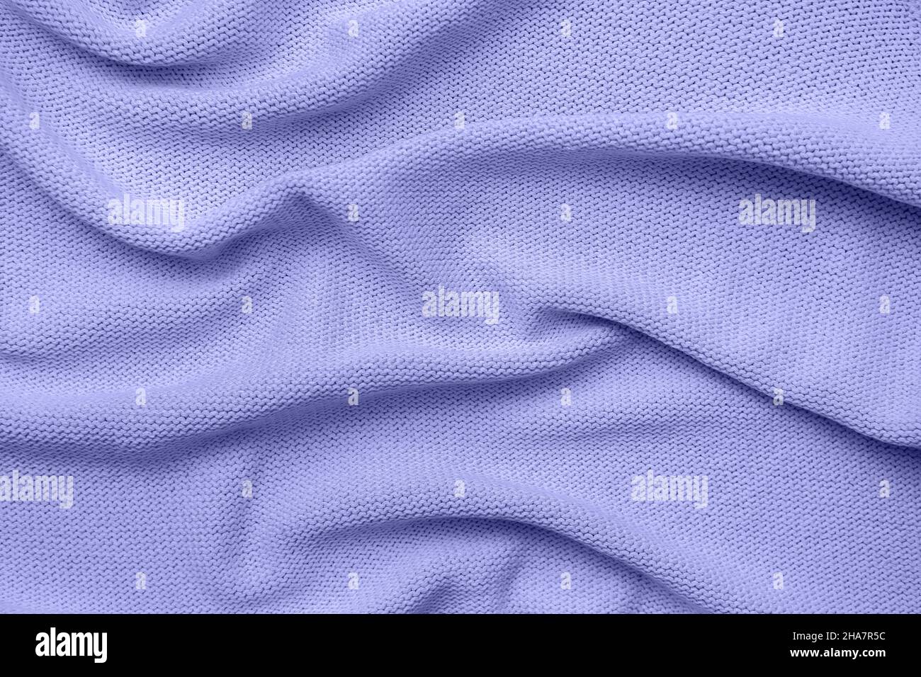Colore dell'anno 2022 molto peri. Closeup tessuto maglione lavorato a maglia. Sfondo trendy e morbido astratto. Foto Stock