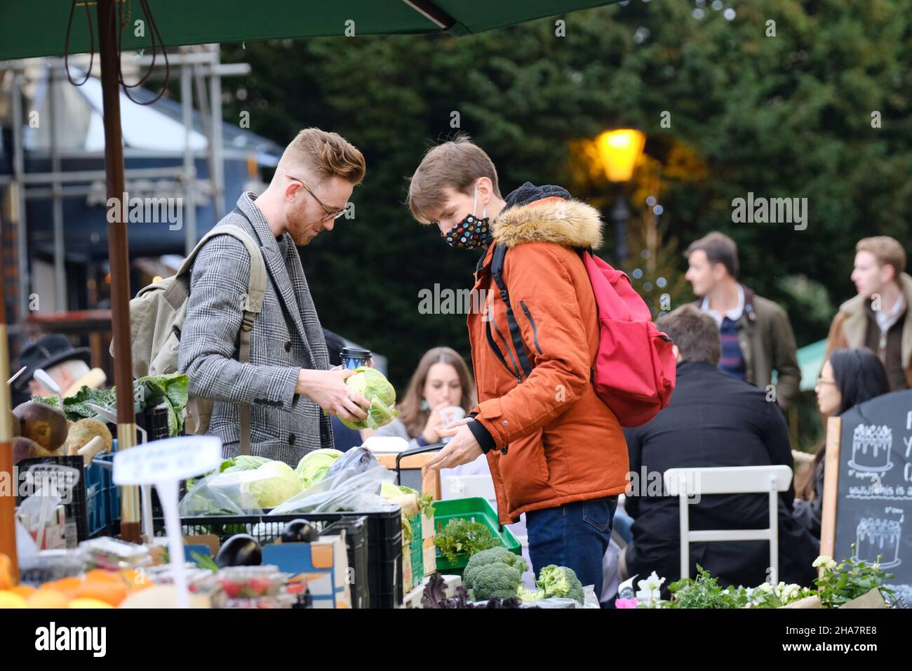 Clifton, Bristol, Regno Unito. 11th Dic 2021. Le persone fanno i loro acquisti pre-Natale in up-market Clifton per le preoccupazioni sulla variante Omicron Covid-19 aumento. Alcune persone indossano maschere all'esterno e altre no. Credit: JMF News/Alamy Live News Foto Stock