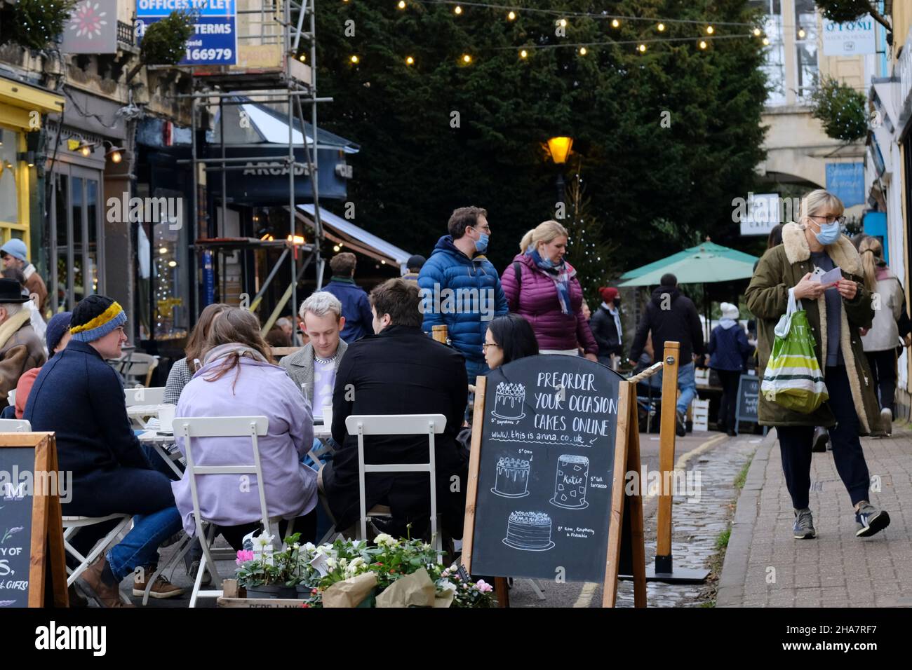 Clifton, Bristol, Regno Unito. 11th Dic 2021. Le persone fanno i loro acquisti pre-Natale in up-market Clifton per le preoccupazioni sulla variante Omicron Covid-19 aumento. Alcune persone indossano maschere all'esterno e altre no. Credit: JMF News/Alamy Live News Foto Stock