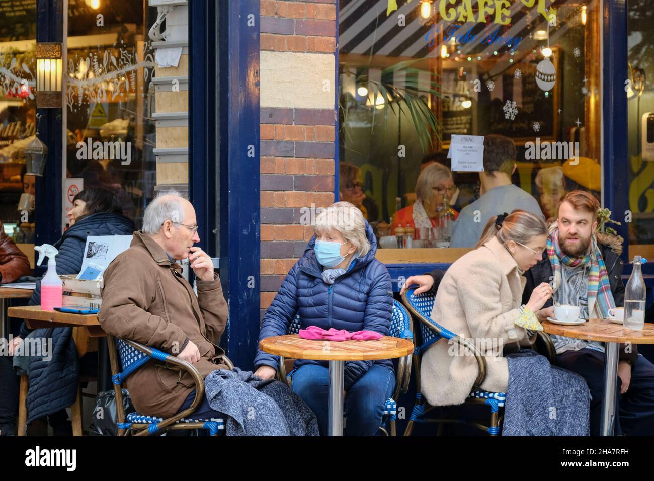 Clifton, Bristol, Regno Unito. 11th Dic 2021. Le persone fanno i loro acquisti pre-Natale in up-market Clifton per le preoccupazioni sulla variante Omicron Covid-19 aumento. Alcune persone indossano maschere all'esterno e altre no. È sempre il momento di fermarsi al Primrose Cafe. Credit: JMF News/Alamy Live News Foto Stock