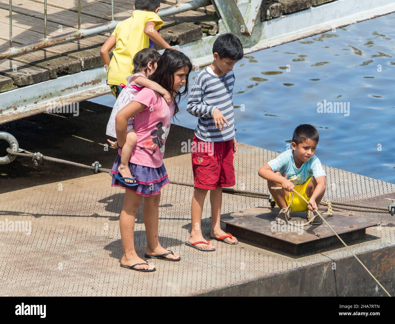 Pebas, Perù - Dicembre 2017: Bambini peruviani - abitanti della foresta pluviale amazzonica che giocano in un porto sulle rive del Amazzonia, Amer del Sud Foto Stock