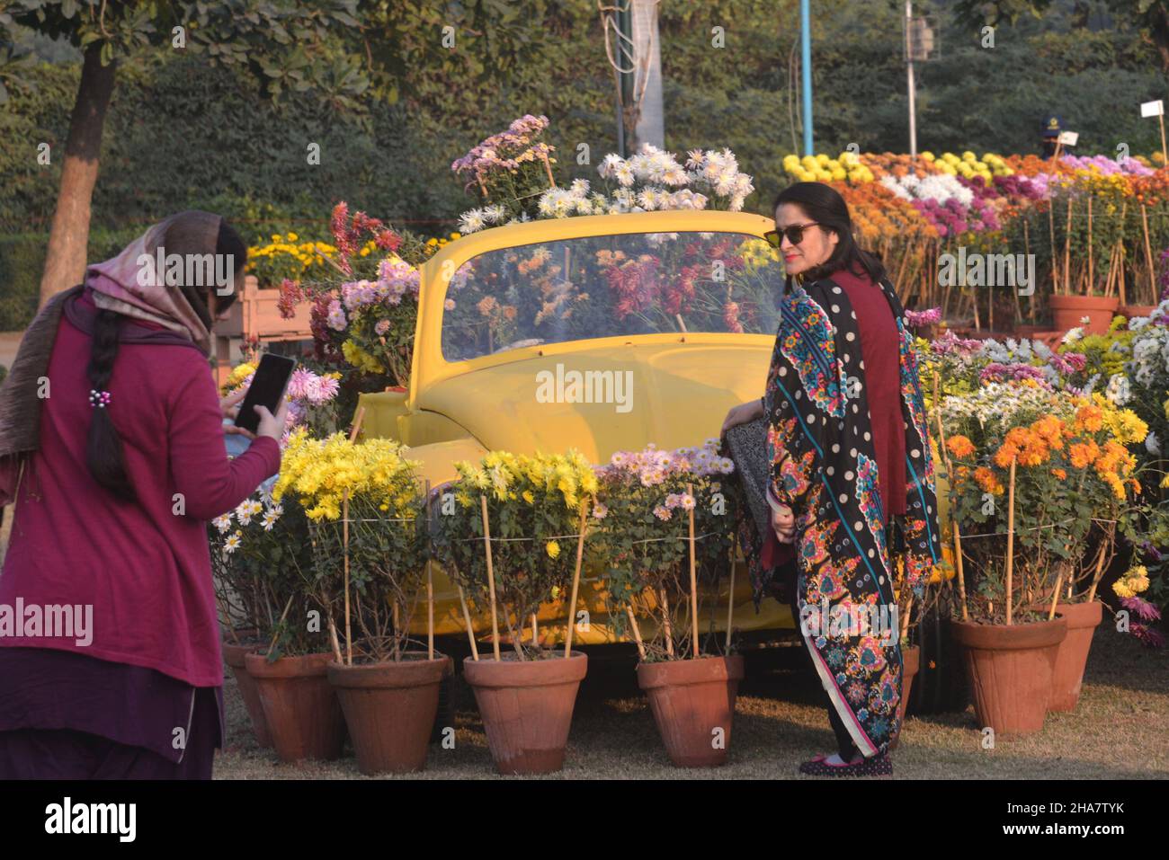 Lahore, Pakistan. 08th Dic 2021. I pakistani si godono la Mostra annuale Chrysanthemum (Gul-e-Dawoodi), presso il Race Course Jilani Park di Lahore, Pakistan, il 08 dicembre 2021. (Foto di Rana Sajid Hussain/Pacific Press/Sipa USA) Credit: Sipa USA/Alamy Live News Foto Stock