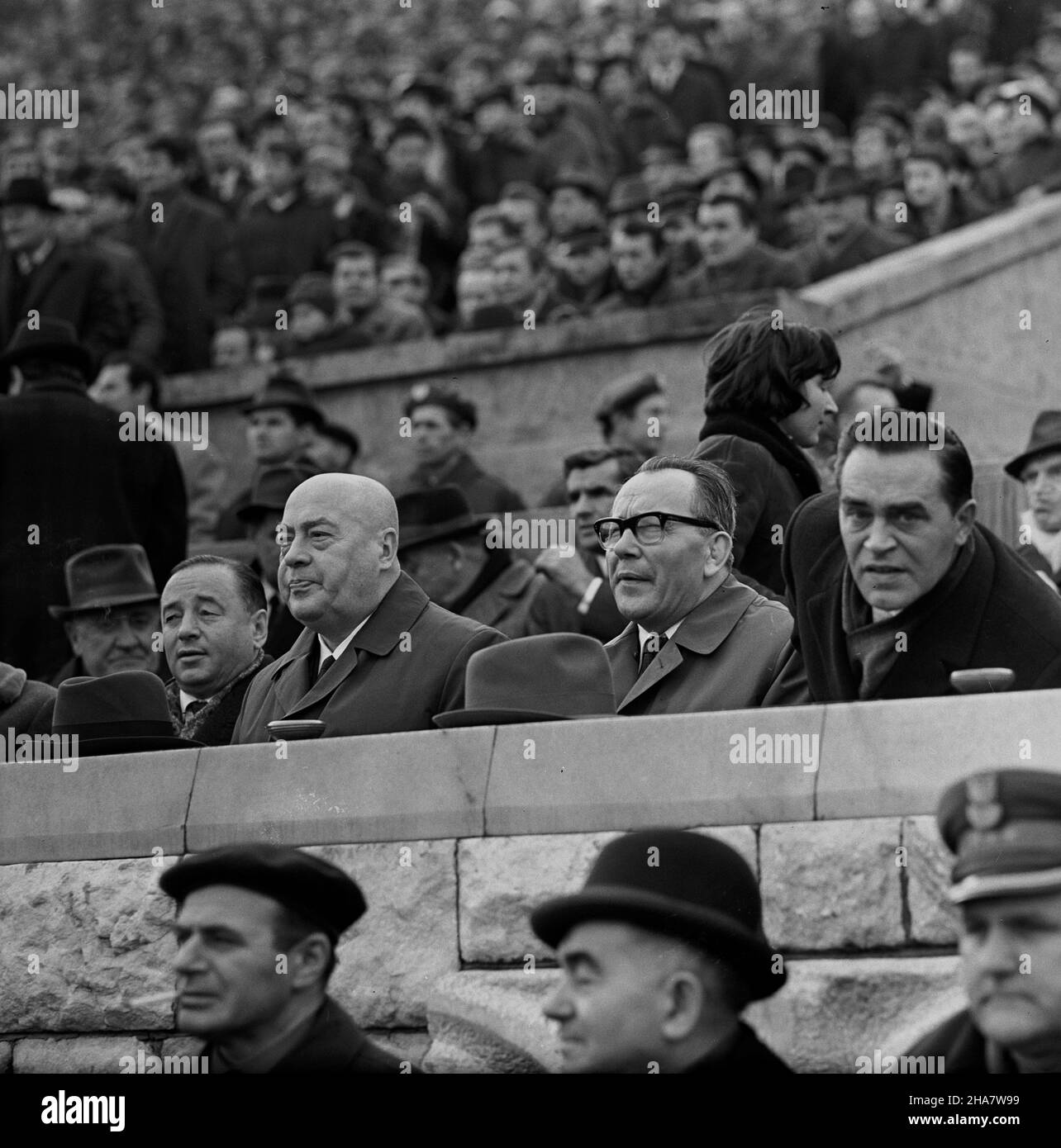 Warszawa, 1969-11-09. W niedzielê o godzinie 12,00 na Stadionie Dziesiêciolecia rozpocz¹³ siê ostatni mecz eliminacyjny Mistrzostw Œwiata 1970 w pi³ce no¿nej. Reprezentacja Polski pokona³a zespó³ Bu³garii 3:0. Dwie bramki zdoby³ Andrzej Jarosik, trzeci¹ Kazimierz Deyna. Z lo¿y honorowej ten sukces oklaskiwali m.in. cz³onkowie rz¹du i w³adz partyjnych. NZ. Prezes Polskiego Zwi¹zku Olimpijskiego W³odzimierz Reczek (2L), Premier Józef Cyrankiewicz, (3L), przewodnicz¹cy Centralnej Rady Zwi¹zków Zawodowych (CRZZ) Ignacy Loca-Sowiñski (4L) Prezes Polskiego Zwi¹zku Pi³ki No¿nej (PZPN) Wies³aw Ociep Foto Stock