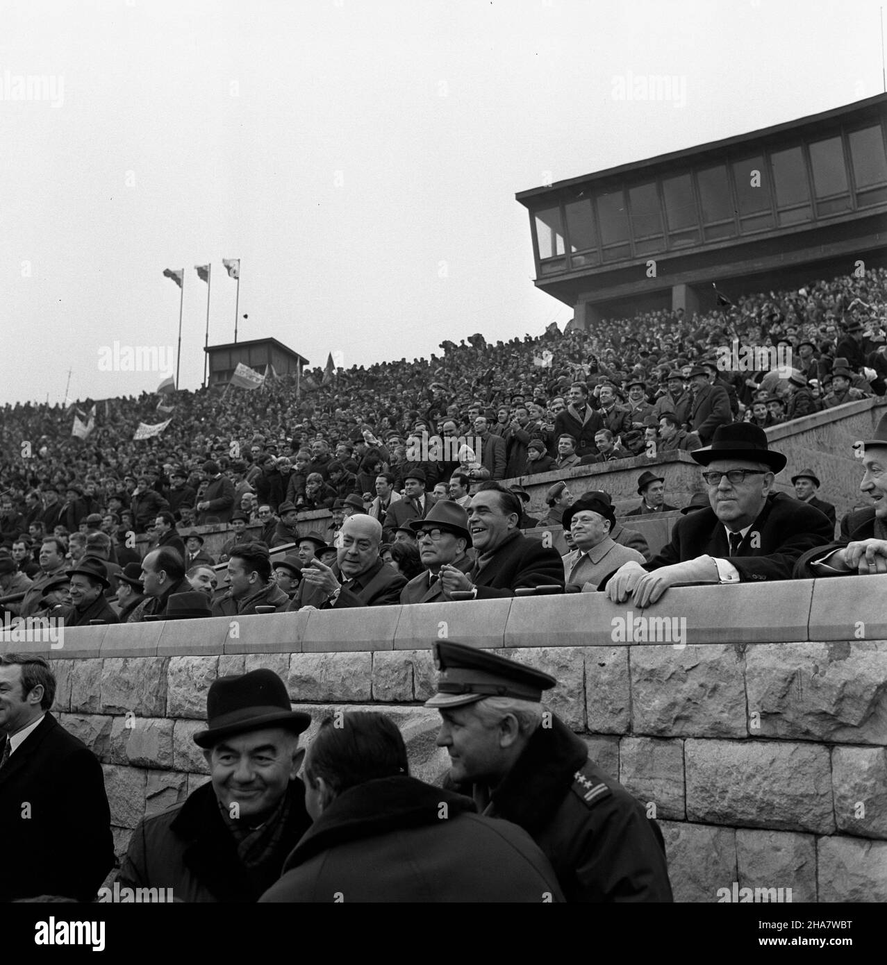 Warszawa, 1969-11-09. Ostatni mecz eliminacyjny Mistrzostw Œwiata 1970 w pi³ce no¿nej. Na Stadionie Dziesiêciolecia reprezentacja polski pokona³a zespó³ Bu³garii 3:0. Dwie bramki zdoby³ Andrzej Jarosik, trzeci¹ Kazimierz Deyna. Wœród widzów, którzy oklaskiwali dieci sukces byli m.in. cz³onkowie w³adz partyjnych i ministrowie. NZ. w lo¿y honorowej siedz¹: cz³onek KC PZPR Edward Babiuch (1L, w kapeluszu), cz³onek KC PZPR Józef Kêpa (2L), sekretarz KC PZPR Józef Tejchma (3L), Premier Józef Cyrankiewicz (4L), przewodnicz¹cy Centralnej Rady Zwi¹zków ZawodowyIgnacy (5L) (CRZ-Sowiñski) Foto Stock