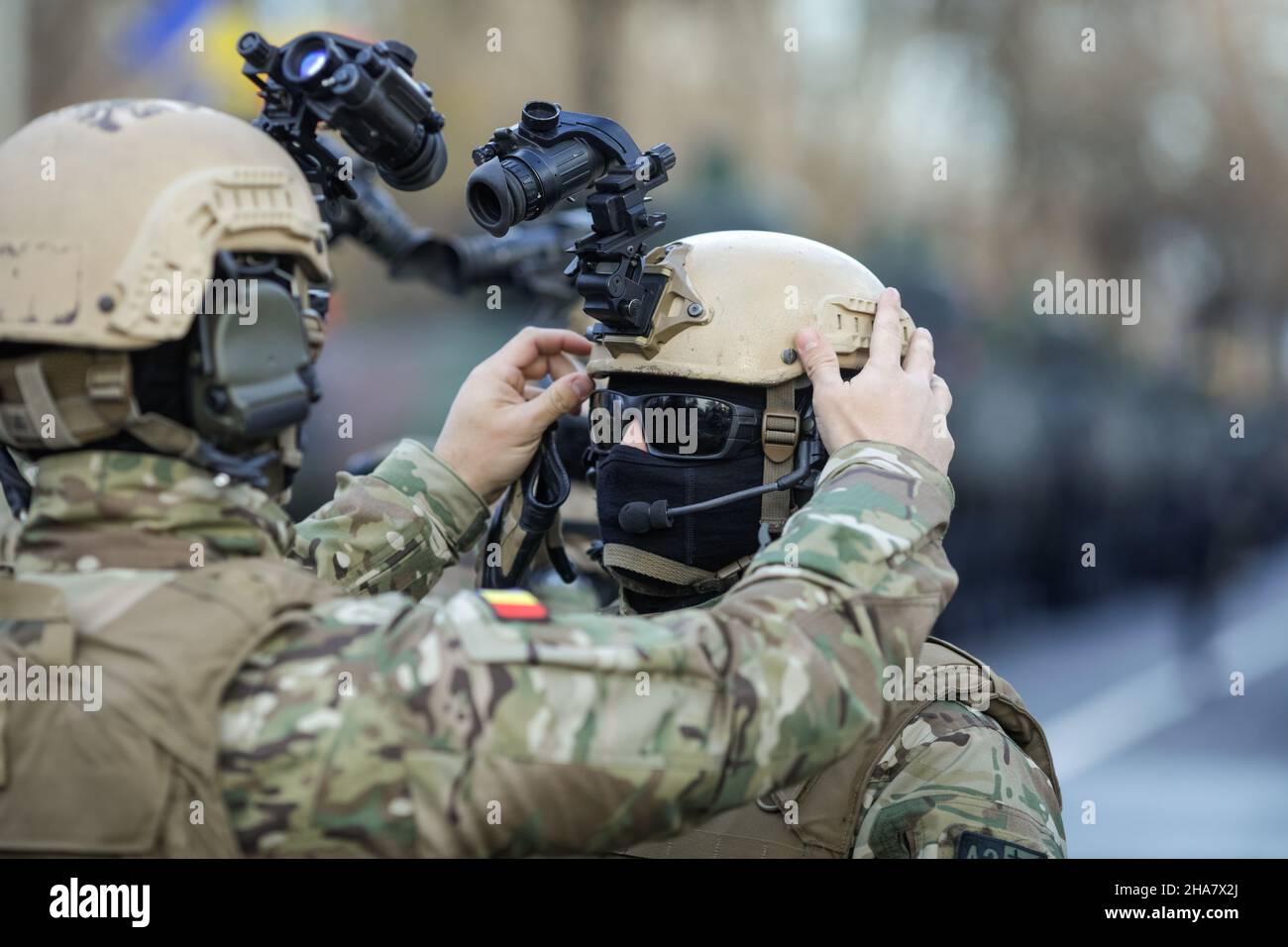 Bucarest, Romania - 1 dicembre 2021: I soldati delle forze speciali dell'esercito rumeno si preparano alla parata militare della giornata nazionale rumena. Foto Stock