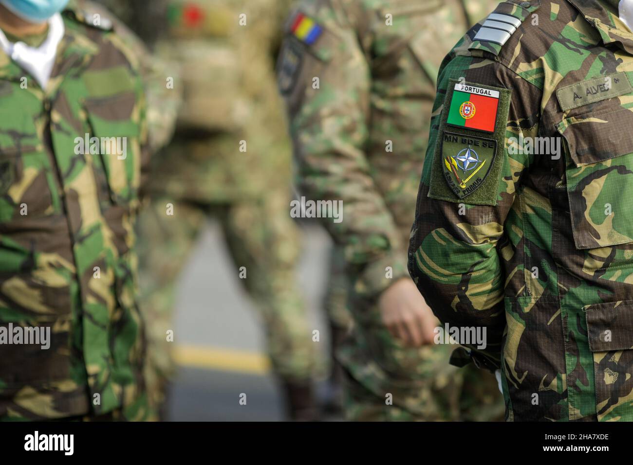 Bucarest, Romania - 01 dicembre 2021: Dettagli con la bandiera e l'uniforme di un ufficiale portoghese alla sfilata della Giornata militare rumena. Foto Stock