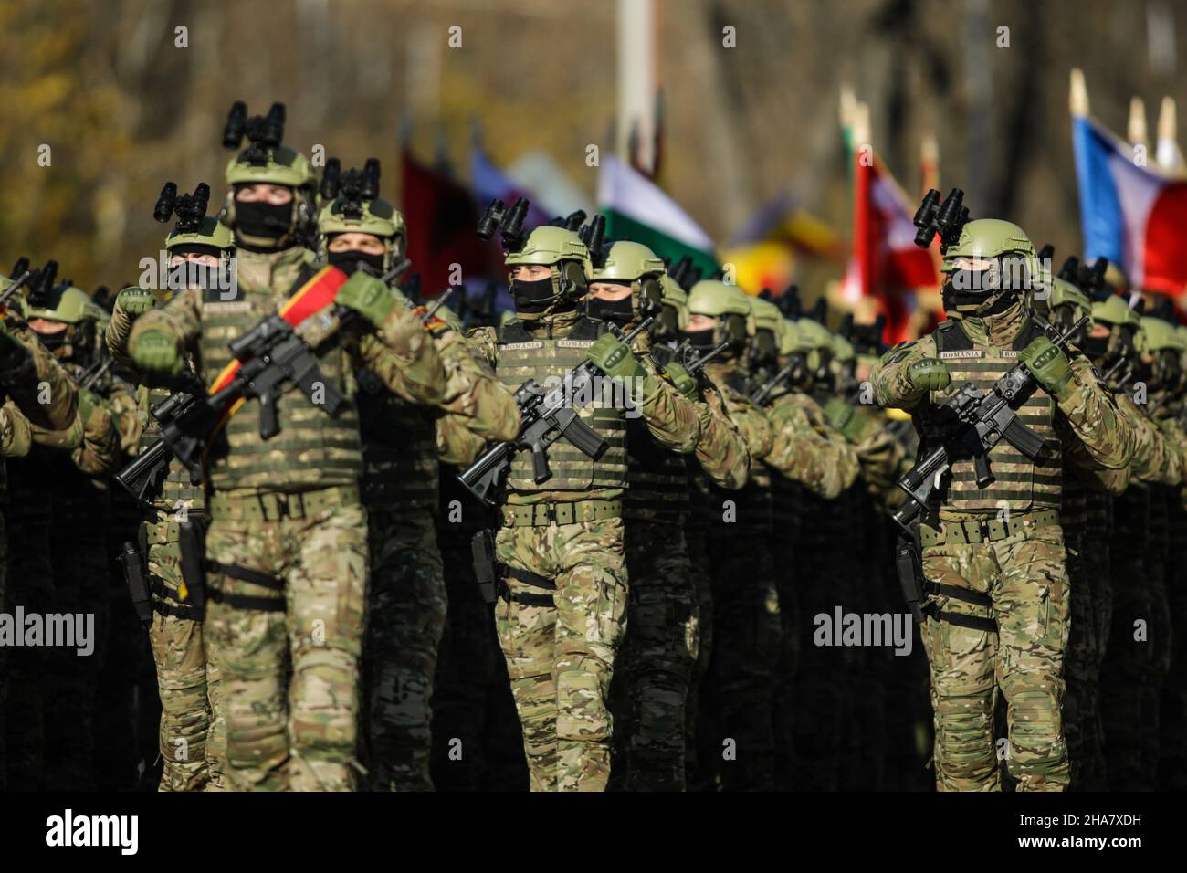 Bucarest, Romania - 1 dicembre 2021: Soldati delle forze speciali dell'esercito rumeno marciano durante la parata militare della giornata nazionale rumena. Foto Stock