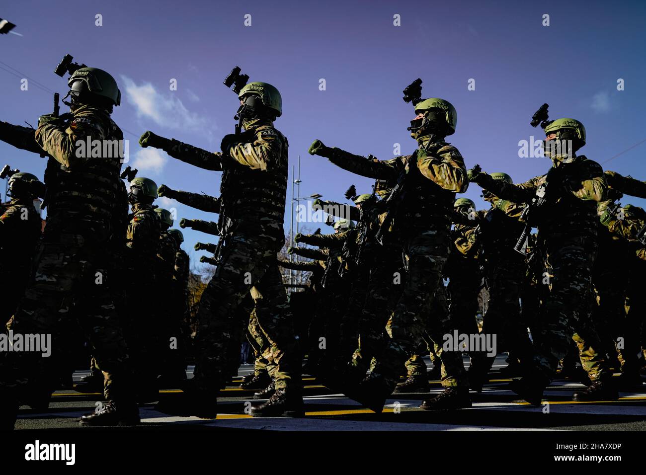 Bucarest, Romania - 1 dicembre 2021: Soldati delle forze speciali dell'esercito rumeno marciano durante la parata militare della giornata nazionale rumena. Foto Stock