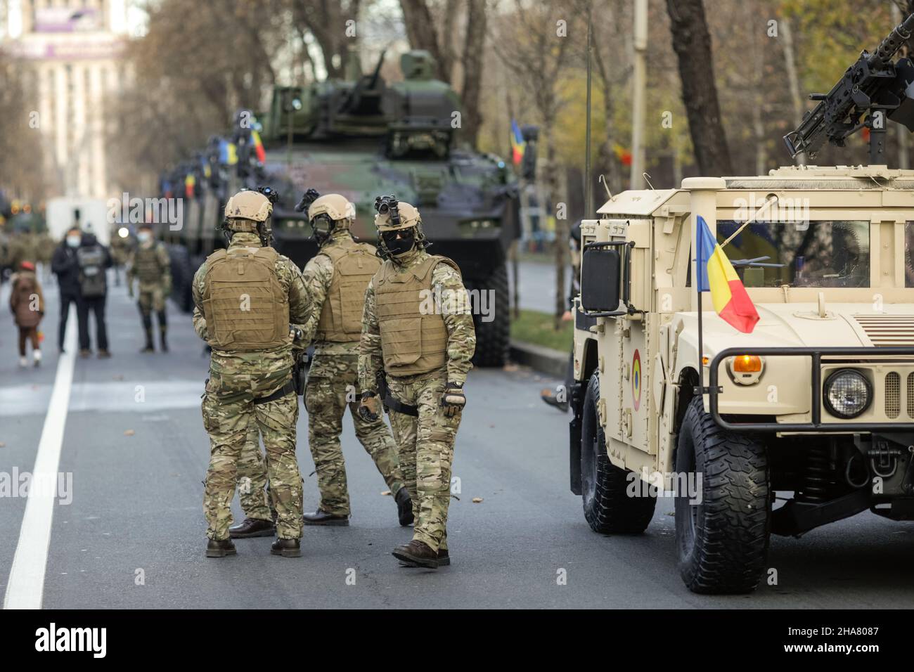 Bucarest, Romania - 1 dicembre 2021: I soldati delle forze speciali dell'esercito rumeno si preparano alla parata militare della giornata nazionale rumena. Foto Stock