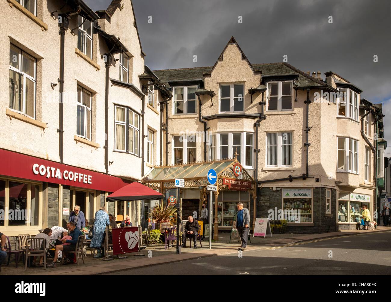 Regno Unito, Cumbria, Allerdale, Keswick, ingresso coperto alla piazza dello shopping Packhorse Yard Foto Stock