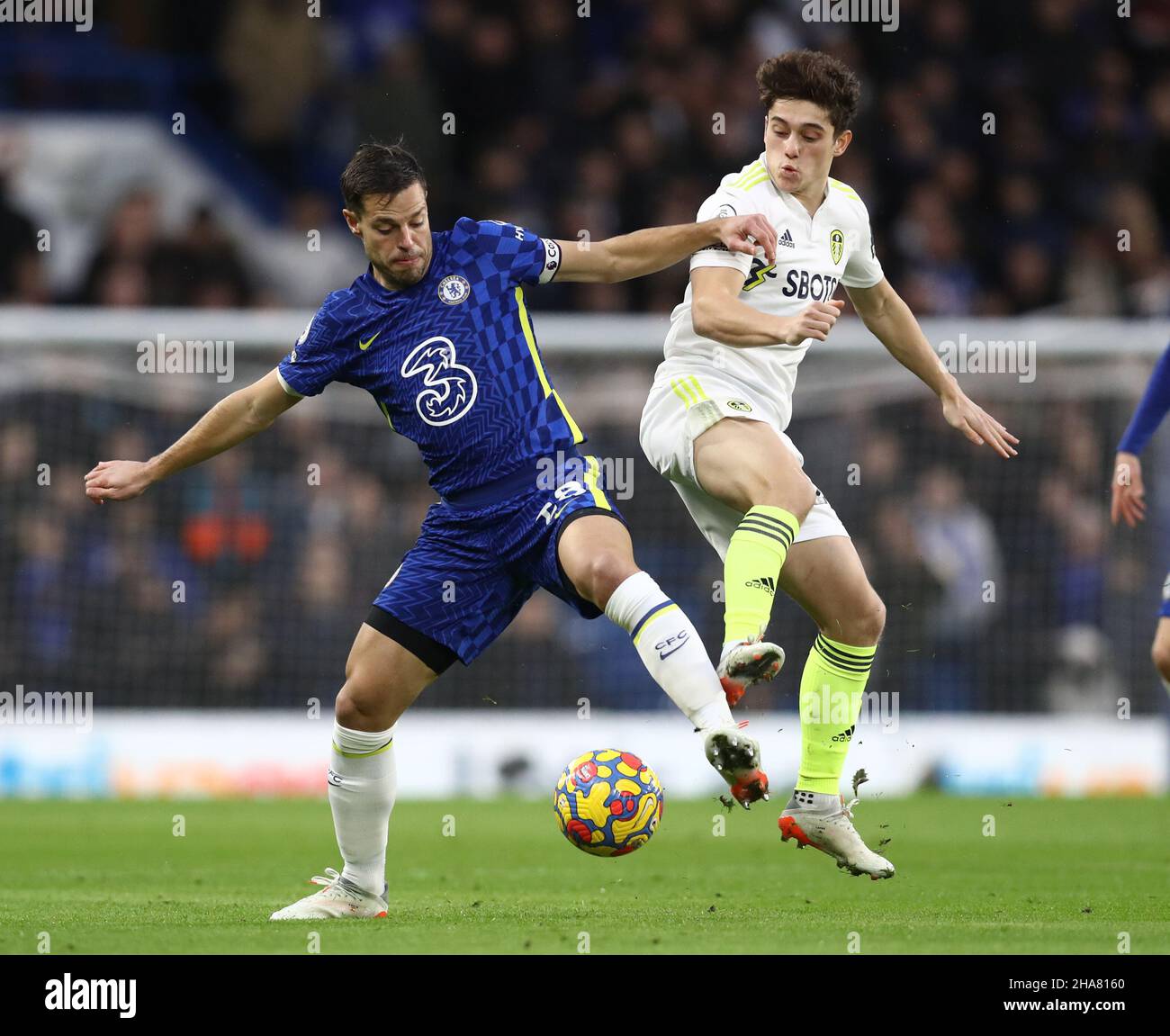 Londra, Inghilterra, 11th dicembre 2021. Daniel James di Leeds United sfida Cesar Azpilicueta di Chelsea durante la partita della Premier League a Stamford Bridge, Londra. Il credito d'immagine dovrebbe leggere: Paul Terry / Sportimage Foto Stock