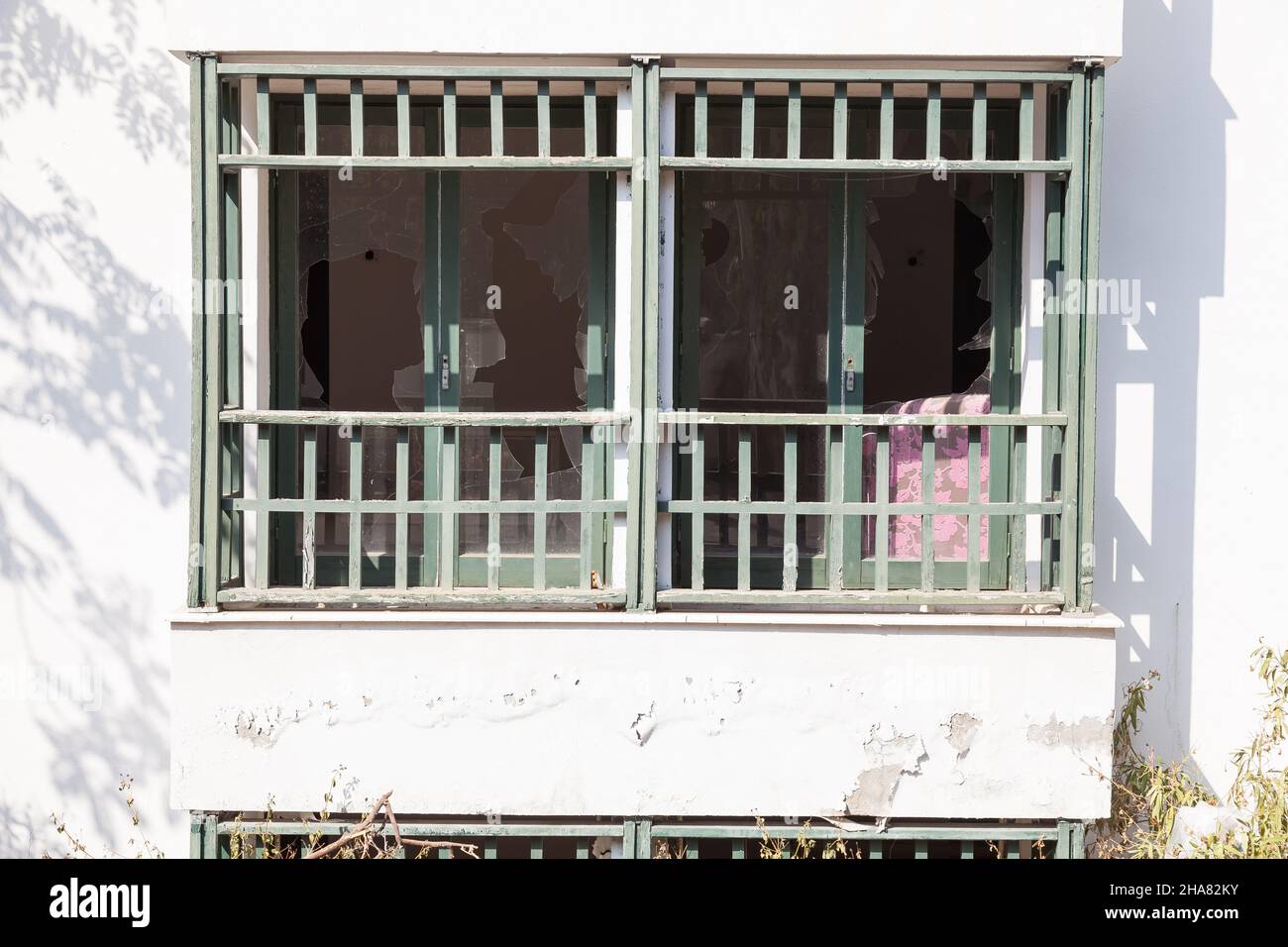 Il balcone di un vecchio edificio bianco abbandonato in Turchia. Foto Stock