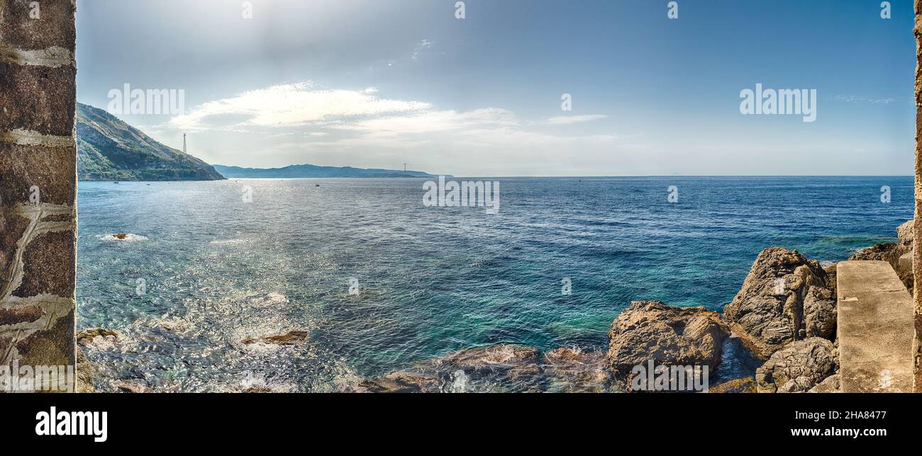 Vista panoramica dello stretto di Messina, tra la punta orientale della Sicilia e la punta occidentale della Calabria, nel sud Italia, come si vede da Foto Stock