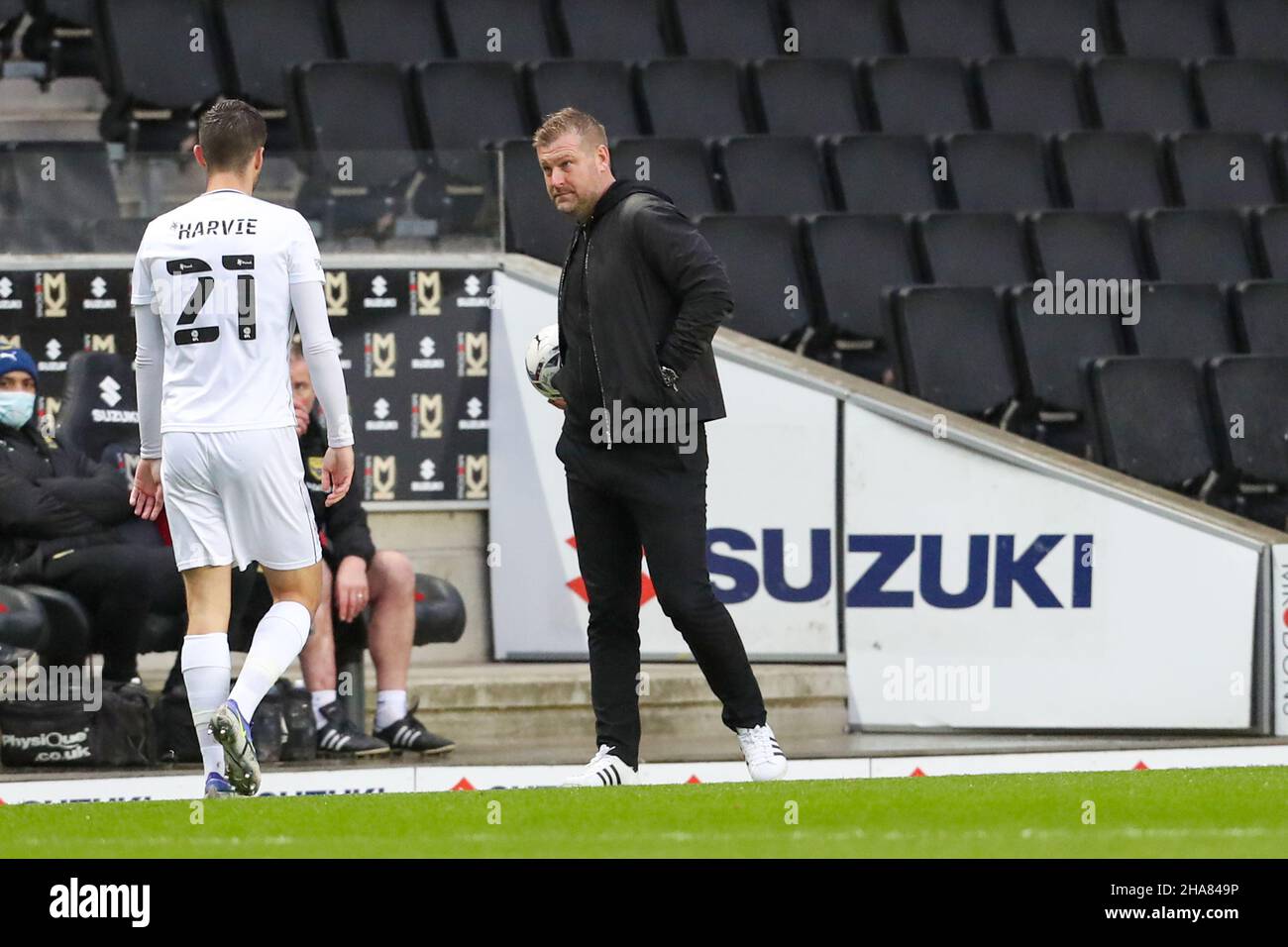 MILTON KEYNES, GBR. DIC 11TH. Karl Robinson, manager di Oxford United, durante la prima metà della partita della Sky Bet League 1 tra MK Dons e Oxford United allo Stadio MK di Milton Keynes sabato 11th dicembre 2021. (Credit: John Cripps | MI News) Credit: MI News & Sport /Alamy Live News Foto Stock