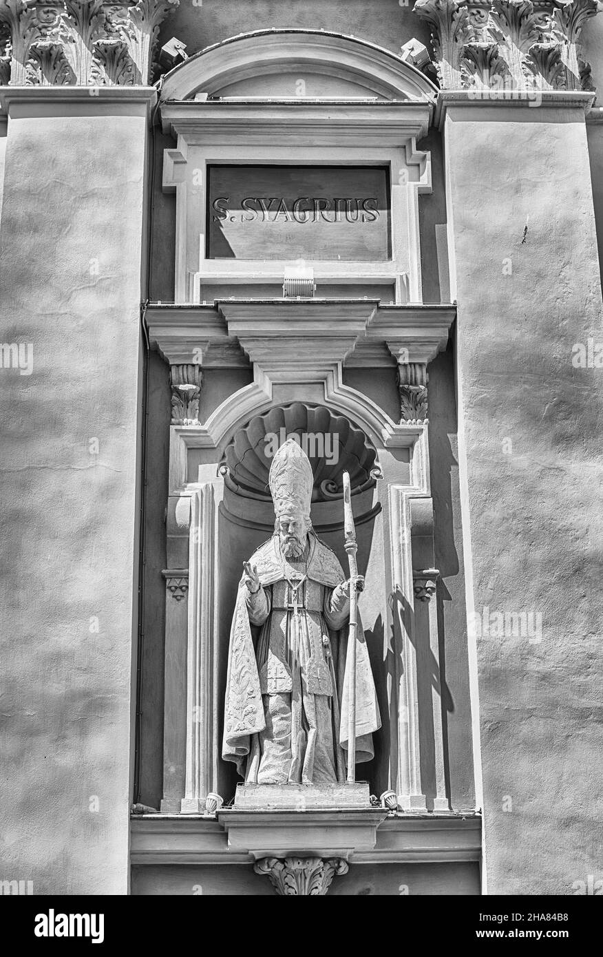 Statua di San Syagrius sulla facciata della cattedrale barocca di San Reparata, nel centro storico di Nizza, Costa Azzurra, Francia Foto Stock
