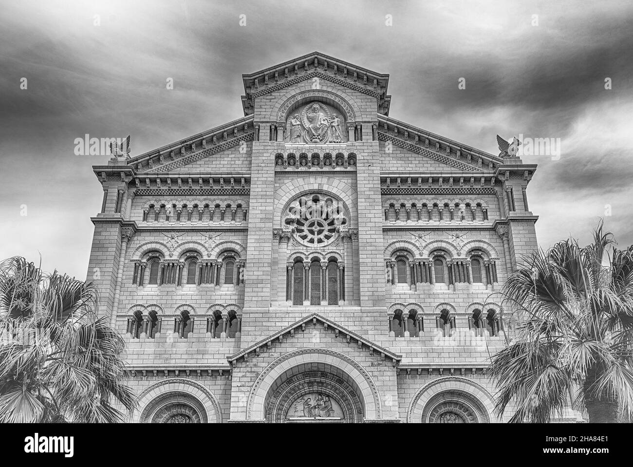 Facciata della Cattedrale di nostra Signora Immacolata, aka Cattedrale di San Nicola o semplicemente la Cattedrale di Monaco, punto di riferimento iconico nella città di Monaco, aka le Rocher Foto Stock