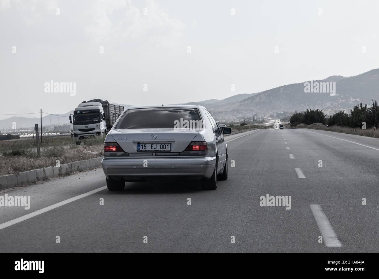 Antalya, Turchia - 08. 28. 2021: La leggendaria auto di lusso nel segmento premium, l'argento Mercedes-Benz W140 S-Class S600, corre sull'autostrada in T. Foto Stock