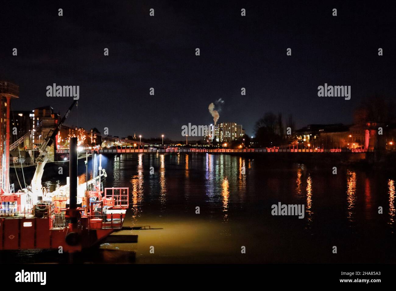 Sul fiume Clyde a Glasgow, una vista dal ponte che si affaccia sul fiume a Glasgow Foto Stock