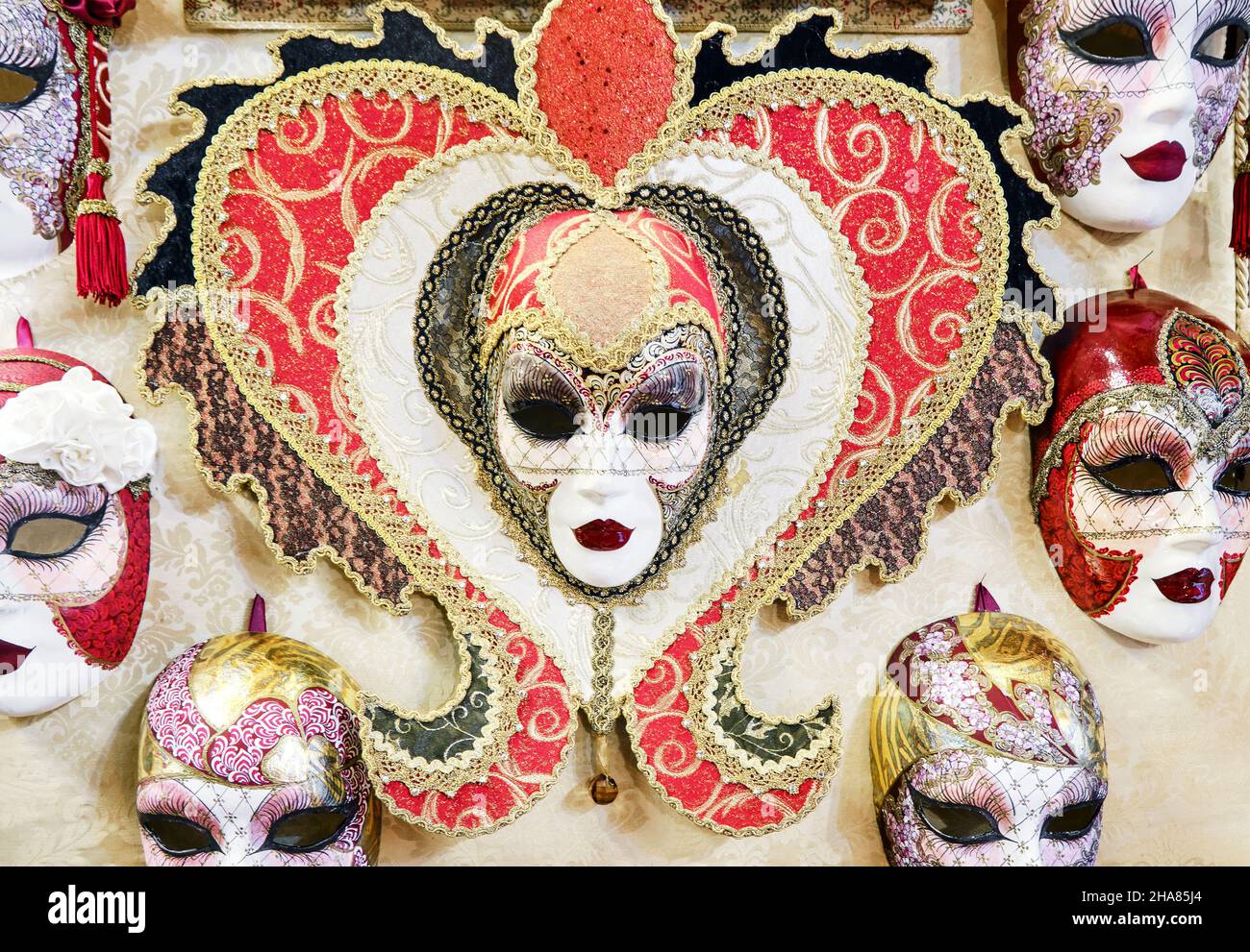 Maschere di lusso veneziane tradizionali in vendita sul mercato di Venezia Foto Stock