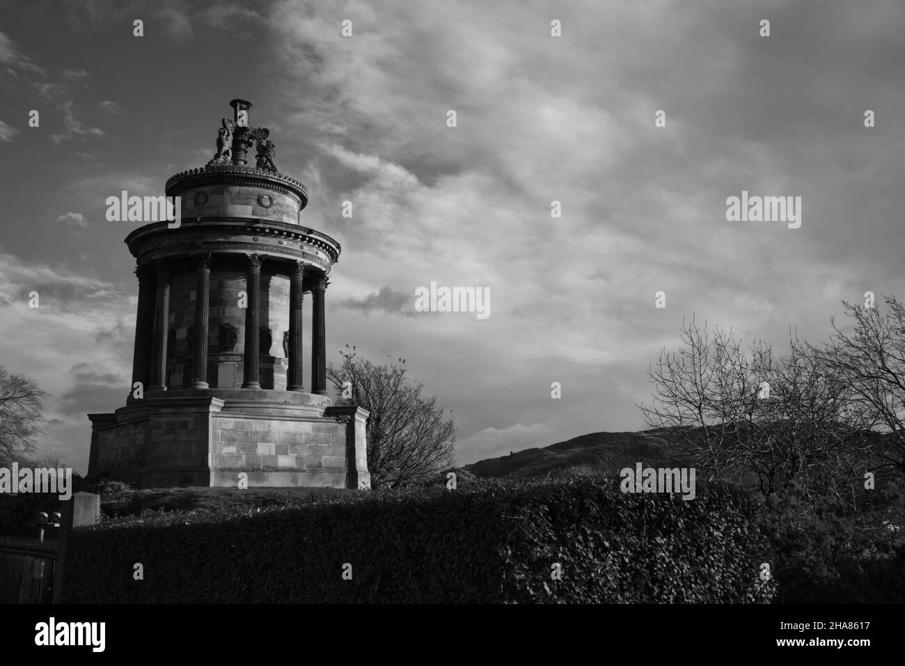 Burns Monument a Edimburgo, la capitale della Scozia in bianco e nero Foto Stock