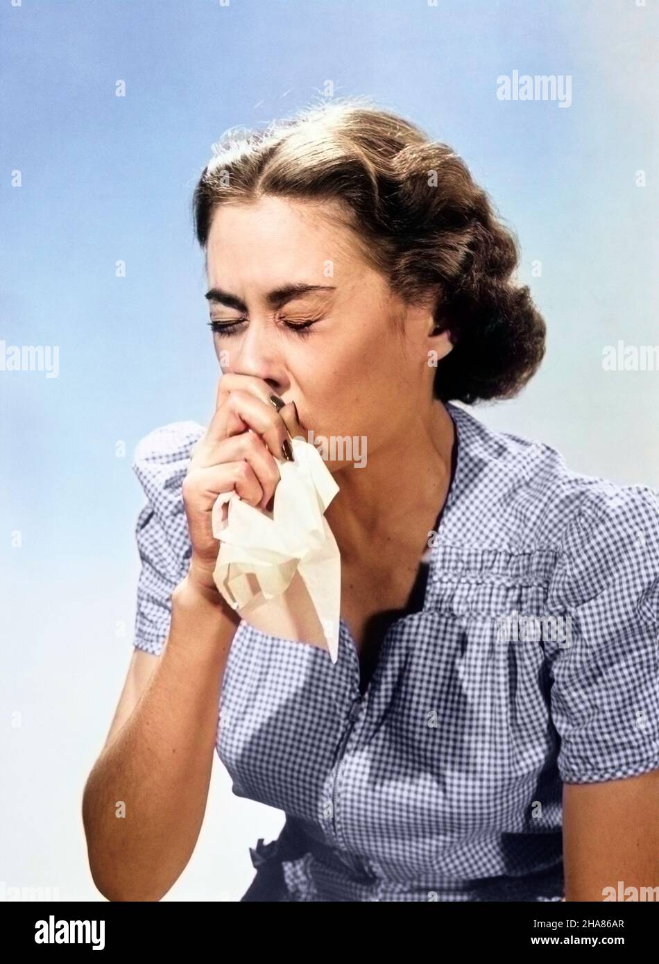 1950S DONNA OCCHI CHIUSI CON STARNUTI FREDDI IN FAZZOLETTO - A1364C HAR001 HARS SALUBRITÀ MEZZA LUNGHEZZA MALATTIA CRESCIUTA DISTURBATA TRISTEZZA PREOCCUPATA BENESSERE TESTA E SPALLE FAZZOLETTO IN UMORE STINK GLUM MALE GIOVANE DONNA ADULTA CAUCASICA ETNIA HAR001 ODORE VECCHIO STILE Foto Stock