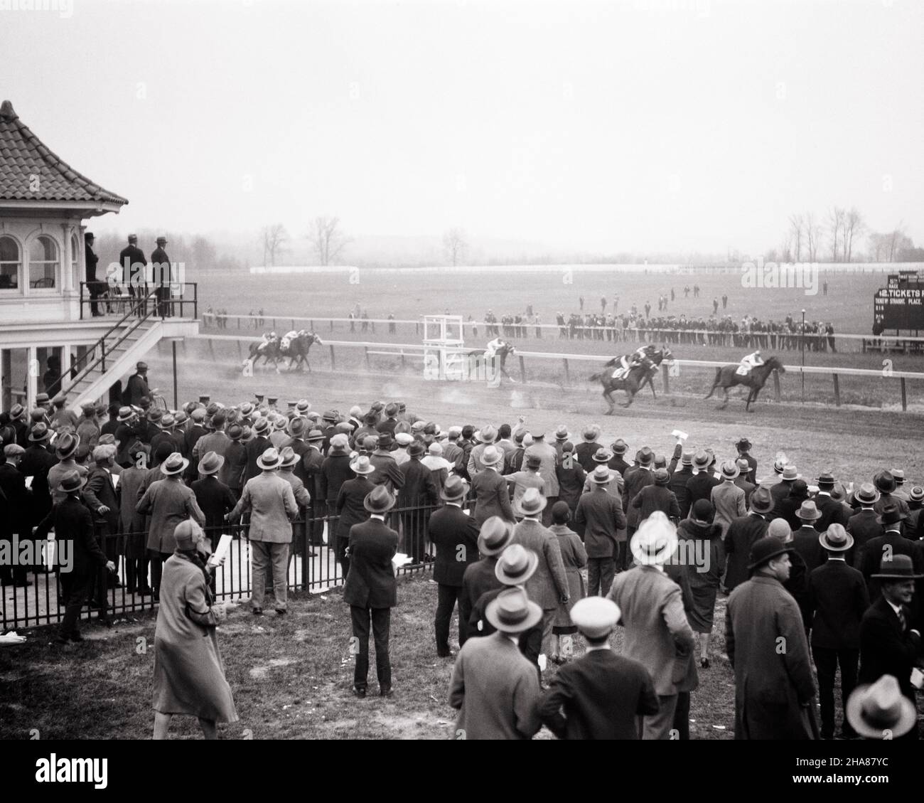 1920S FOLLA DI UOMINI E DONNE CHE GUARDANO I CAVALLI PUROSANGUE CHE CORRONO ALL'IPPODROMO COSTRUITO NEL 1912 A HAVRE DE GRACE MARYLAND USA - H1003 HAR001 HARS MAMMIFERI HANDICAP ALTO ANGOLO AVVENTURA HOBBY TEMPO LIBERO STRATEGIA INTERESSE CAMPIONE SCELTA ECCITAMENTO ESTERNO FAMOSO HOBBY CONOSCENZA RICREAZIONE PASSATEMPO PIACERE OPPORTUNITÀ OCCUPAZIONI PROFESSIONALI SPORT VINCITORI CONCETTUALI JOCKEY CRUSADER ELEGANTE PUROSANGUE FAN MAMMAL RACETRACK RELAX AMATEUR SCOMMESSE NERO E BIANCO GODIMENTO HAR001 PONY MARYLAND VECCHIO STILE Foto Stock