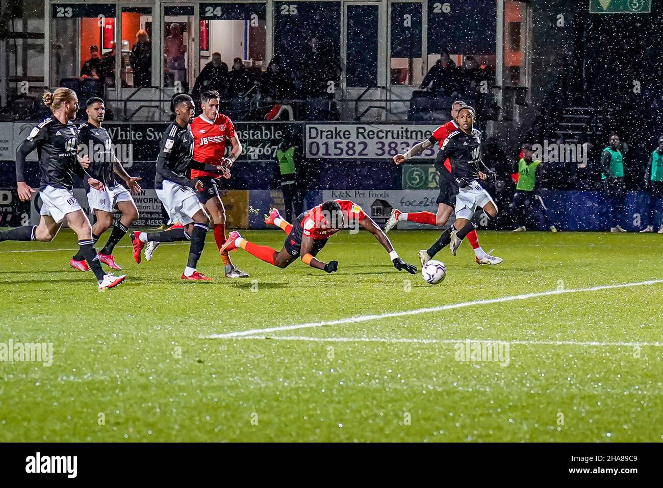 Luton, Regno Unito. 27th Nov 2021. GOAL - Elijah Adebayo (11) di Luton Town segna il primo goal della sua squadra per fare il punteggio 1-1 durante la partita del Sky Bet Championship tra Luton Town e Fulham a Kenilworth Road, Luton, Inghilterra, il 11 dicembre 2021. Foto di David Horn. Credit: Prime Media Images/Alamy Live News Foto Stock