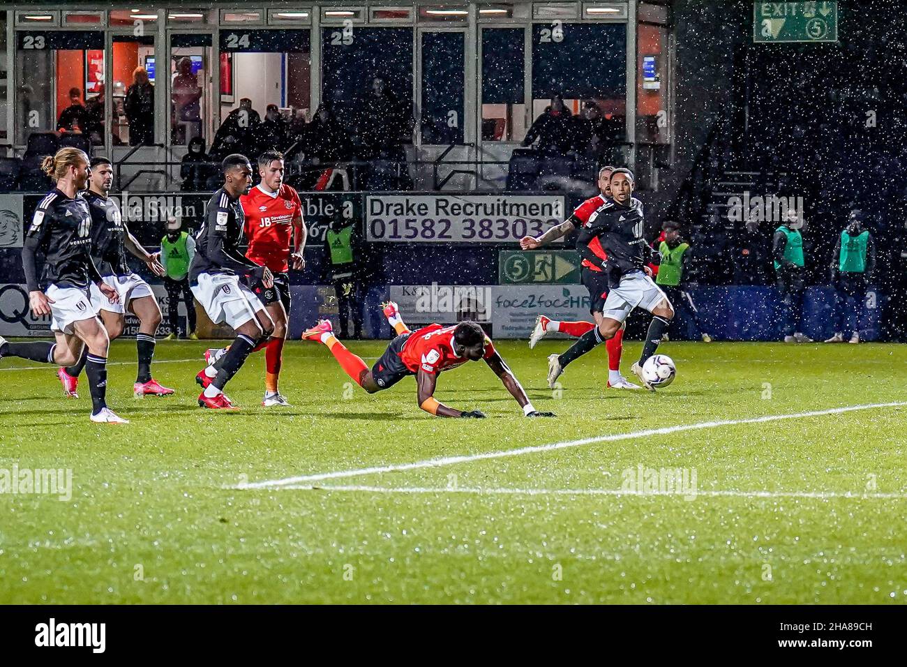 Luton, Regno Unito. 27th Nov 2021. GOAL - Elijah Adebayo (11) di Luton Town segna il primo goal della sua squadra per fare il punteggio 1-1 durante la partita del Sky Bet Championship tra Luton Town e Fulham a Kenilworth Road, Luton, Inghilterra, il 11 dicembre 2021. Foto di David Horn. Credit: Prime Media Images/Alamy Live News Foto Stock