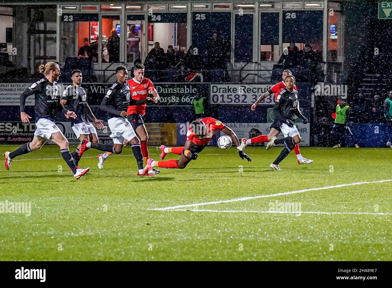 Luton, Regno Unito. 27th Nov 2021. GOAL - Elijah Adebayo (11) di Luton Town segna il primo goal della sua squadra per fare il punteggio 1-1 durante la partita del Sky Bet Championship tra Luton Town e Fulham a Kenilworth Road, Luton, Inghilterra, il 11 dicembre 2021. Foto di David Horn. Credit: Prime Media Images/Alamy Live News Foto Stock