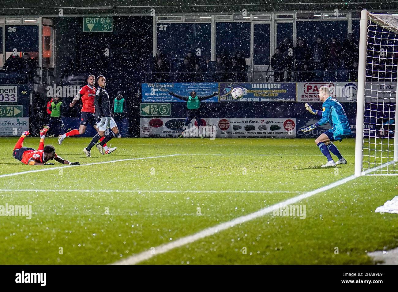 Luton, Regno Unito. 27th Nov 2021. GOAL - Elijah Adebayo (11) di Luton Town segna il primo goal della sua squadra per fare il punteggio 1-1 durante la partita del Sky Bet Championship tra Luton Town e Fulham a Kenilworth Road, Luton, Inghilterra, il 11 dicembre 2021. Foto di David Horn. Credit: Prime Media Images/Alamy Live News Foto Stock