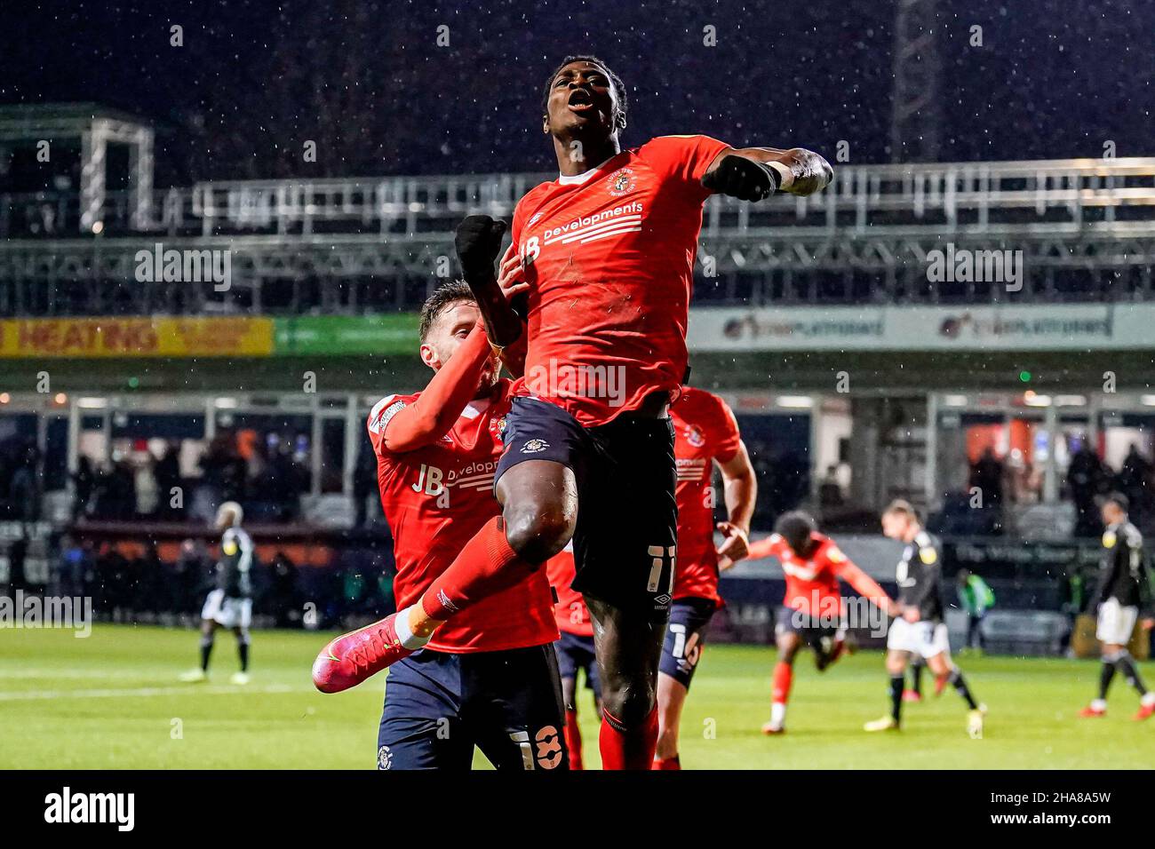 Luton, Regno Unito. 27th Nov 2021. GOAL - Elijah Adebayo (11) di Luton Town festeggia dopo che ha segnato il primo goal della sua squadra a fare il punteggio 1-1 durante la partita del campionato Sky Bet tra Luton Town e Fulham a Kenilworth Road, Luton, Inghilterra il 11 dicembre 2021. Foto di David Horn. Credit: Prime Media Images/Alamy Live News Foto Stock