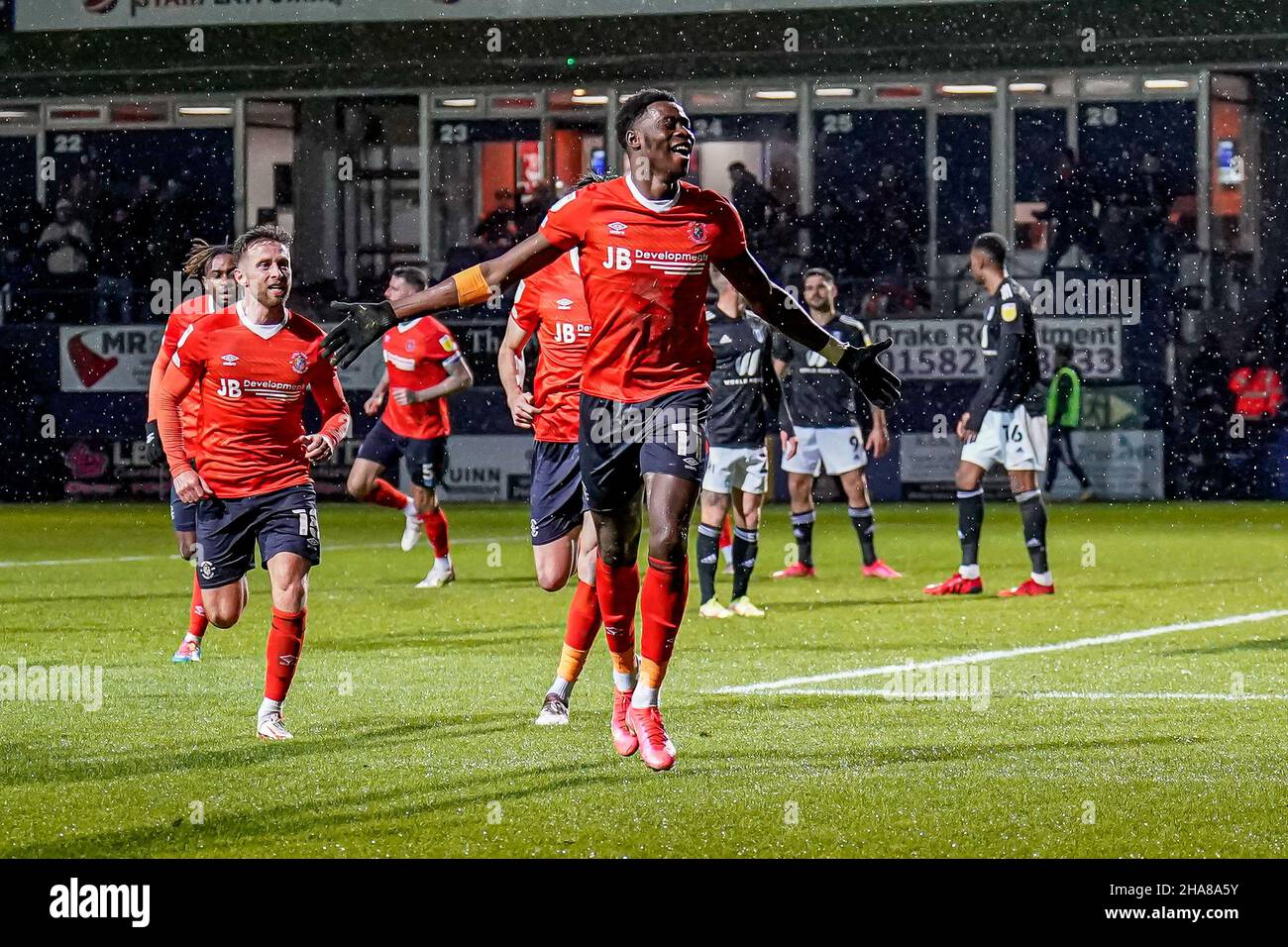 Luton, Regno Unito. 27th Nov 2021. GOAL - Elijah Adebayo (11) di Luton Town festeggia dopo che ha segnato il primo goal della sua squadra a fare il punteggio 1-1 durante la partita del campionato Sky Bet tra Luton Town e Fulham a Kenilworth Road, Luton, Inghilterra il 11 dicembre 2021. Foto di David Horn. Credit: Prime Media Images/Alamy Live News Foto Stock