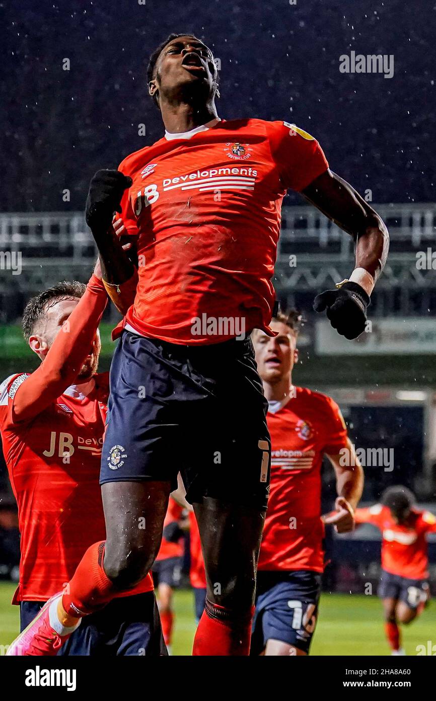 Luton, Regno Unito. 27th Nov 2021. GOAL - Elijah Adebayo (11) di Luton Town festeggia dopo che ha segnato il primo goal della sua squadra a fare il punteggio 1-1 durante la partita del campionato Sky Bet tra Luton Town e Fulham a Kenilworth Road, Luton, Inghilterra il 11 dicembre 2021. Foto di David Horn. Credit: Prime Media Images/Alamy Live News Foto Stock