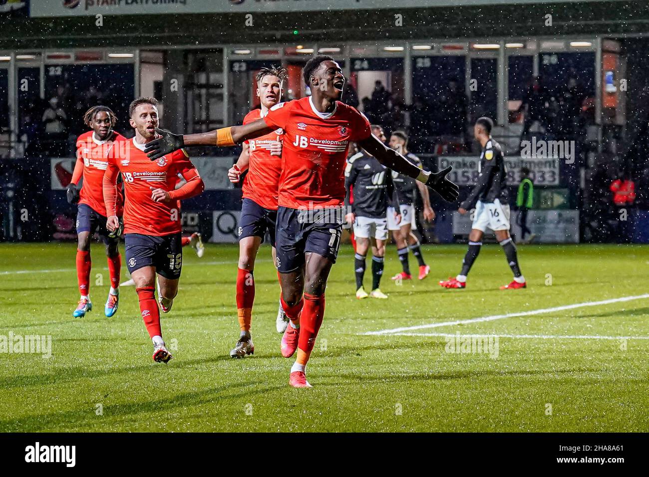 Luton, Regno Unito. 27th Nov 2021. GOAL - Elijah Adebayo (11) di Luton Town festeggia dopo che ha segnato il primo goal della sua squadra a fare il punteggio 1-1 durante la partita del campionato Sky Bet tra Luton Town e Fulham a Kenilworth Road, Luton, Inghilterra il 11 dicembre 2021. Foto di David Horn. Credit: Prime Media Images/Alamy Live News Foto Stock