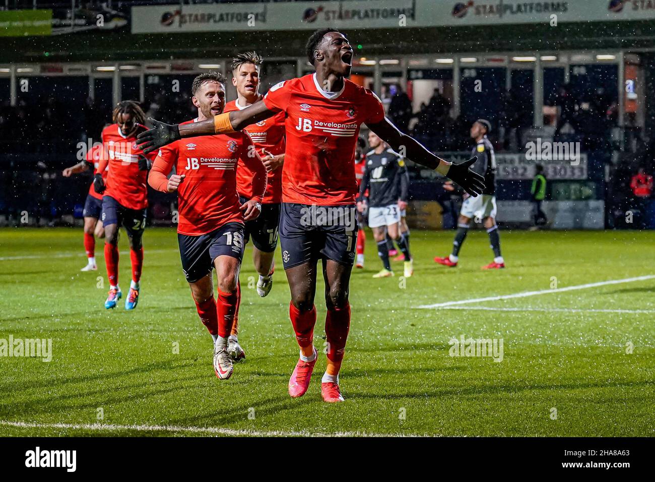 Luton, Regno Unito. 27th Nov 2021. GOAL - Elijah Adebayo (11) di Luton Town festeggia dopo che ha segnato il primo goal della sua squadra a fare il punteggio 1-1 durante la partita del campionato Sky Bet tra Luton Town e Fulham a Kenilworth Road, Luton, Inghilterra il 11 dicembre 2021. Foto di David Horn. Credit: Prime Media Images/Alamy Live News Foto Stock