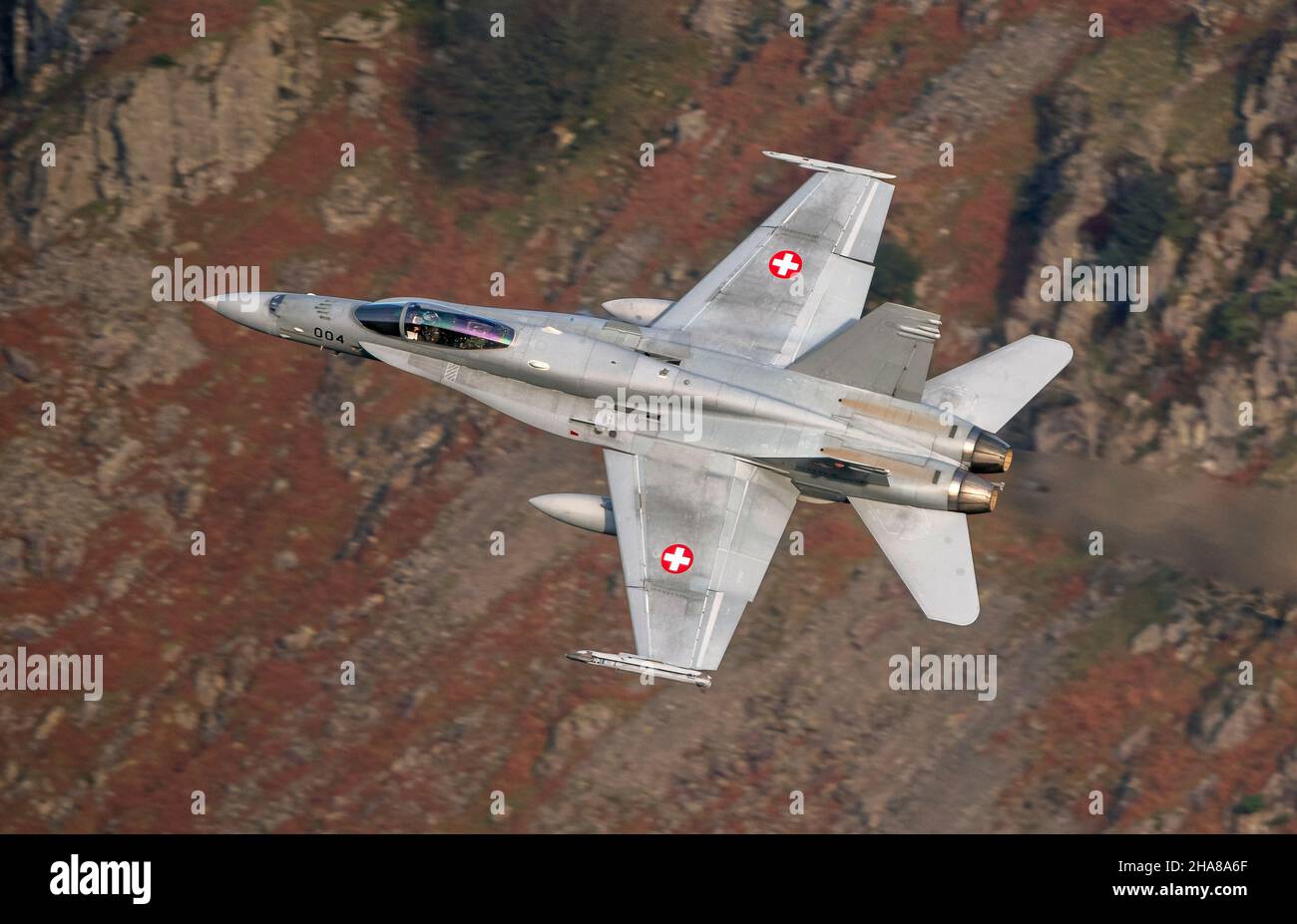 F-18 Svizzero Hornets volo basso nel LFA17 durante esercizio Yorknite 2021 Foto Stock