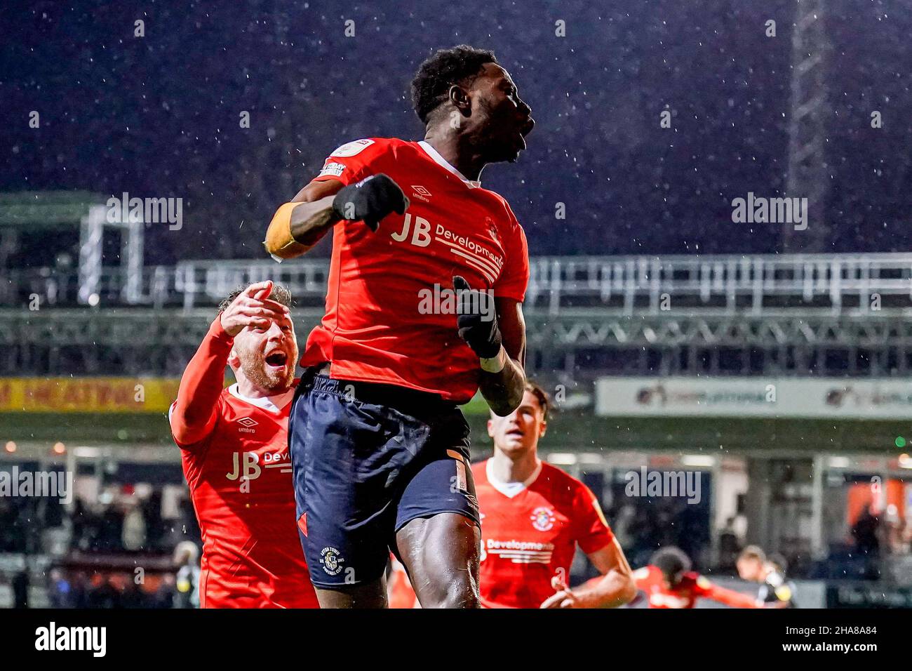 Luton, Regno Unito. 27th Nov 2021. GOAL - Elijah Adebayo (11) di Luton Town festeggia dopo che ha segnato il primo goal della sua squadra a fare il punteggio 1-1 durante la partita del campionato Sky Bet tra Luton Town e Fulham a Kenilworth Road, Luton, Inghilterra il 11 dicembre 2021. Foto di David Horn. Credit: Prime Media Images/Alamy Live News Foto Stock