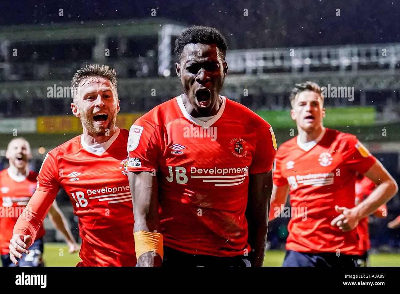Luton, Regno Unito. 27th Nov 2021. GOAL - Elijah Adebayo (11) di Luton Town festeggia dopo che ha segnato il primo goal della sua squadra a fare il punteggio 1-1 durante la partita del campionato Sky Bet tra Luton Town e Fulham a Kenilworth Road, Luton, Inghilterra il 11 dicembre 2021. Foto di David Horn. Credit: Prime Media Images/Alamy Live News Foto Stock