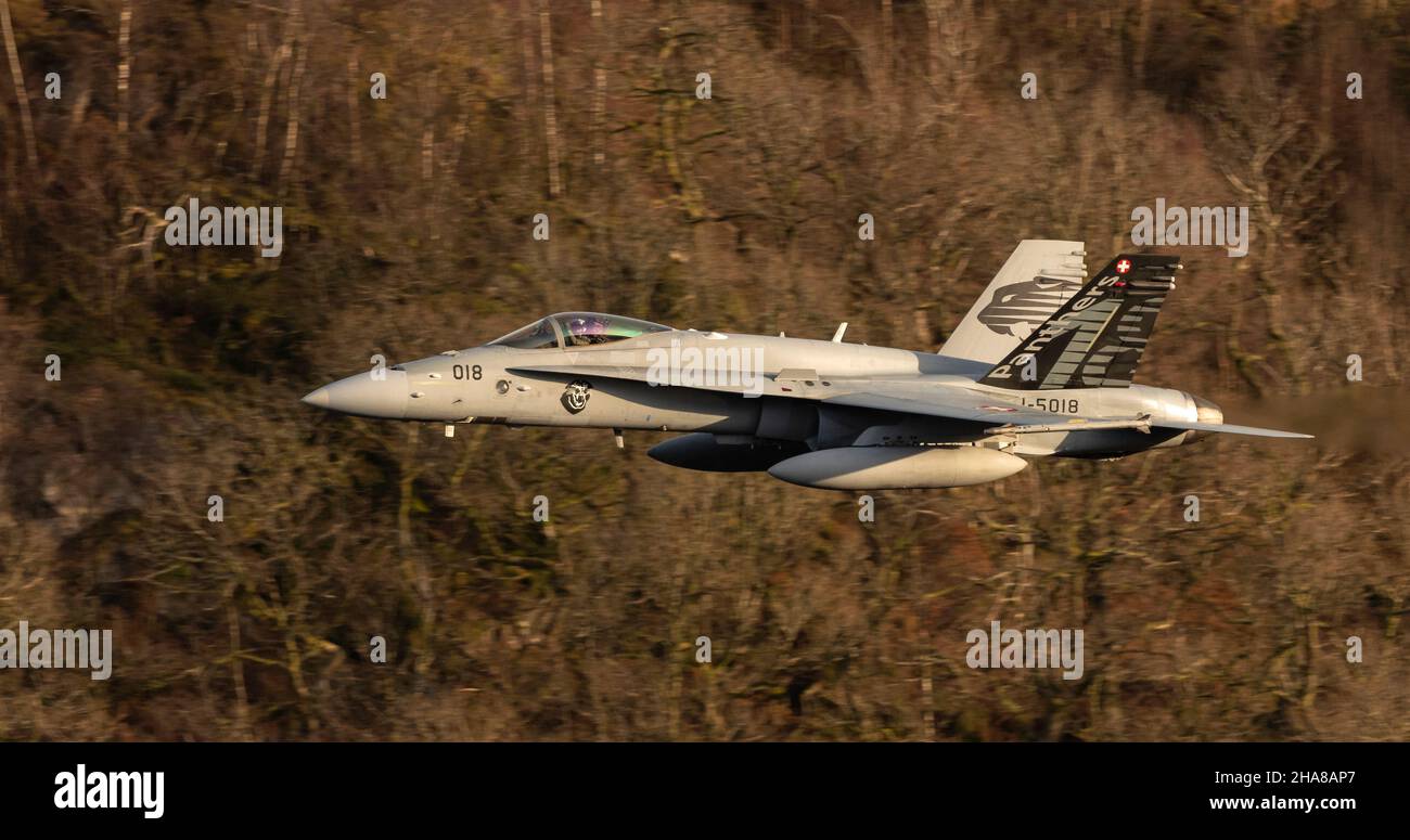 F-18 Svizzero Hornets volo basso nel LFA17 durante esercizio Yorknite 2021 Foto Stock