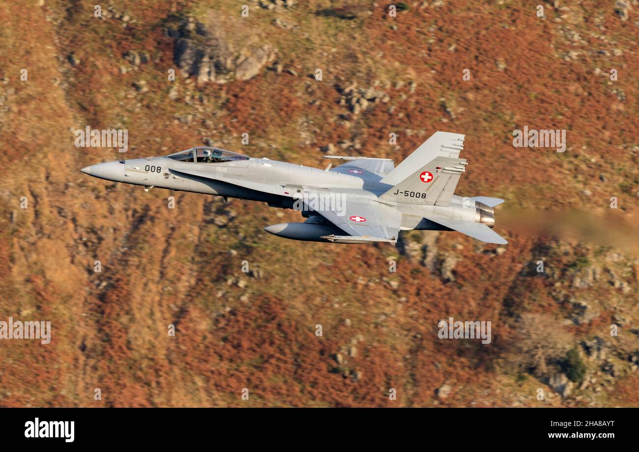 F-18 Svizzero Hornets volo basso nel LFA17 durante esercizio Yorknite 2021 Foto Stock