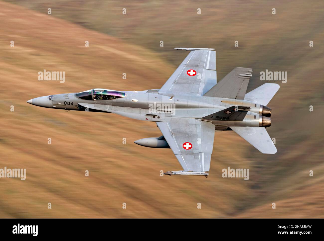 F-18 Svizzero Hornets volo basso nel LFA17 durante esercizio Yorknite 2021 Foto Stock