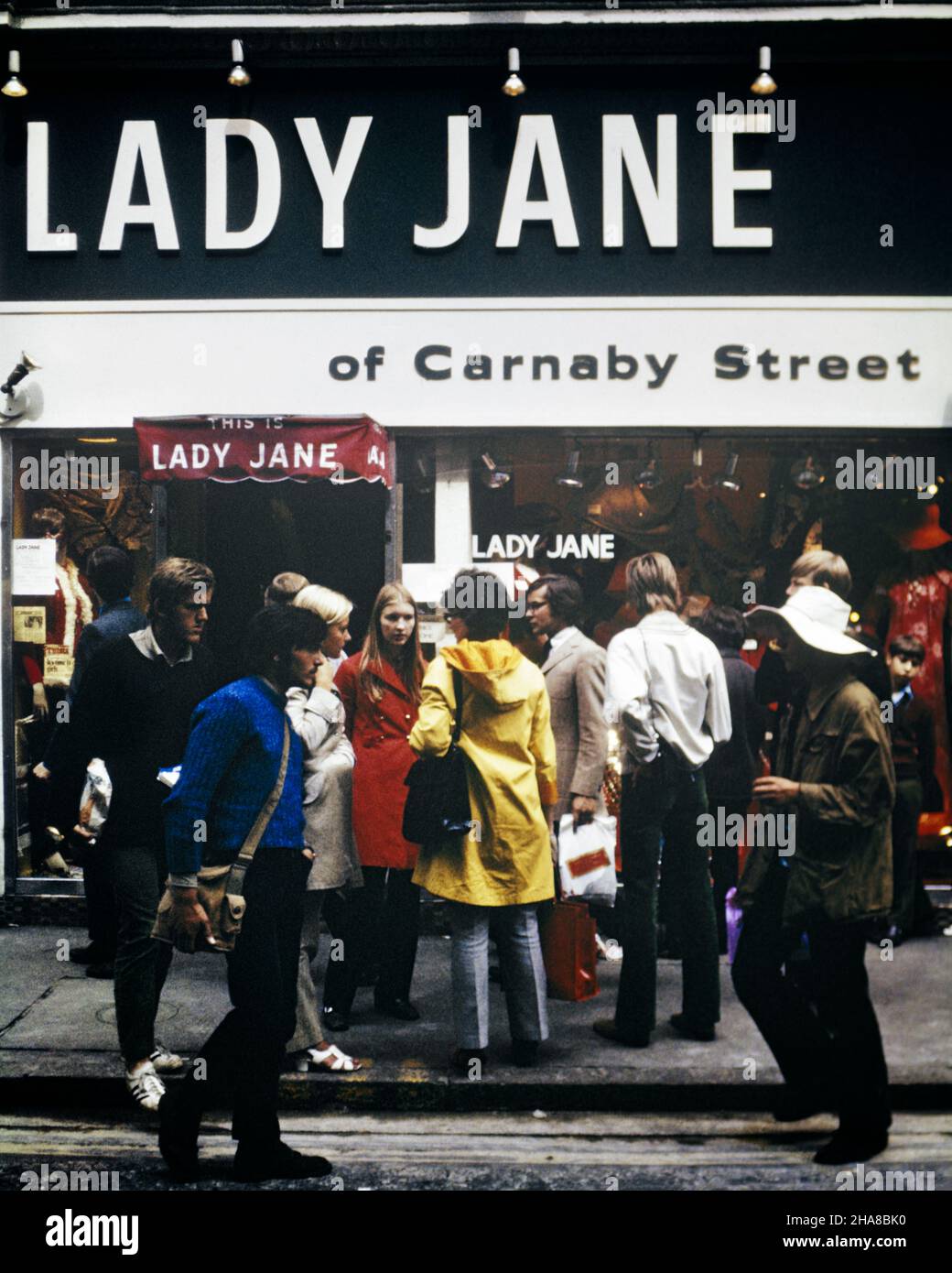 1960S 1970S ACQUIRENTI AL DI FUORI DELL'ICONICA MODA LADY JANE BOUTIQUE DI CARNABY STREET A SOHO CITTÀ DI WESTMINSTER LONDRA INGHILTERRA - KR18635 PHT001 HARS BOUTIQUE ALLA MODA CITTÀ DI WESTMINSTER COMMERCIO CREATIVITÀ MODA JANE IMPRESE GRAN BRETAGNA ICONICO VECCHIO STILE REGNO UNITO Foto Stock