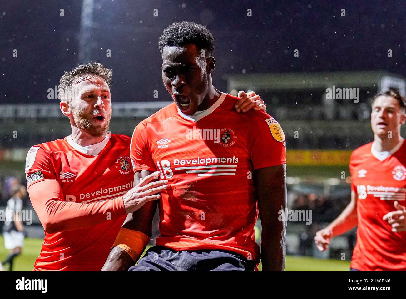 GOAL - Elijah Adebayo (11) di Luton Town festeggia dopo che ha segnato il primo goal della sua squadra a fare il punteggio 1-1 durante la partita del campionato Sky Bet tra Luton Town e Fulham a Kenilworth Road, Luton, Inghilterra, il 11 dicembre 2021. Foto di David Horn. Foto Stock