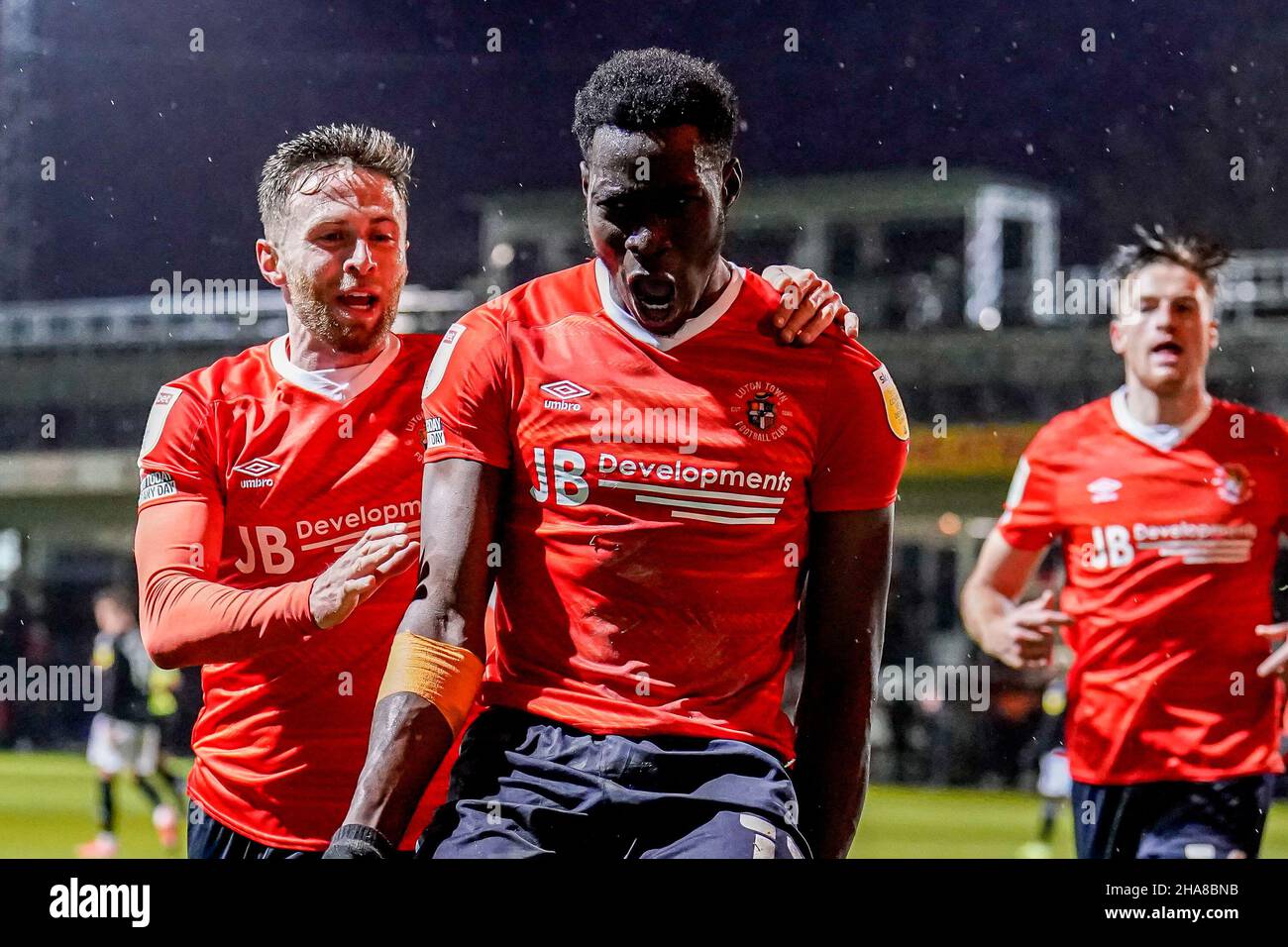 GOAL - Elijah Adebayo (11) di Luton Town festeggia dopo che ha segnato il primo goal della sua squadra a fare il punteggio 1-1 durante la partita del campionato Sky Bet tra Luton Town e Fulham a Kenilworth Road, Luton, Inghilterra, il 11 dicembre 2021. Foto di David Horn. Foto Stock