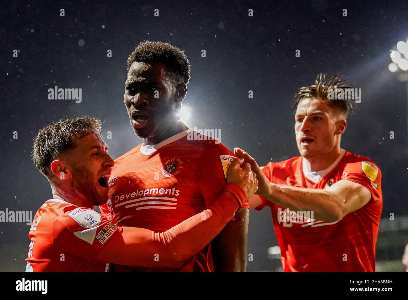 GOAL - Elijah Adebayo (11) di Luton Town festeggia dopo che ha segnato il primo goal della sua squadra a fare il punteggio 1-1 durante la partita del campionato Sky Bet tra Luton Town e Fulham a Kenilworth Road, Luton, Inghilterra, il 11 dicembre 2021. Foto di David Horn. Foto Stock